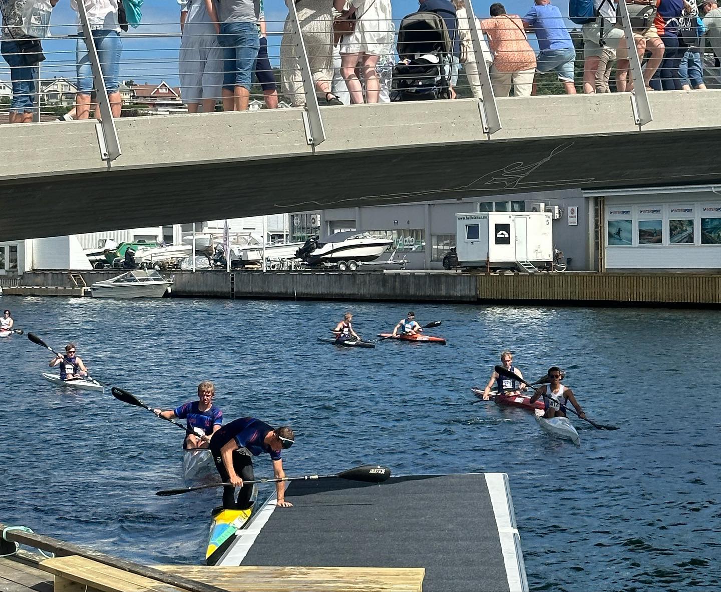 For en dag 🤩🤩🤩 tusen takk til alle som har vært med å gjøre dagen til en suksess. Takk til sponsorer, deltakere, publikum og frivillige. Takk også til båtførere som viste hensyn og fulgte følgebåtenes instrukser. Vi gleder oss til en ny dag med spennende løp i morgen, og håper å se mange på brygga da også. @flekkefjordsparebank @xlbyggflekkefjord @hellvik_hus @modalsliroras @brklyn_as @paratboilers @kvernelandbil @navigare.fo #padling #norsk_padling @norges_padleforbund #kajakk #shortrack #maratonpadling #flekkefjord #flekkefjordkajakklubb