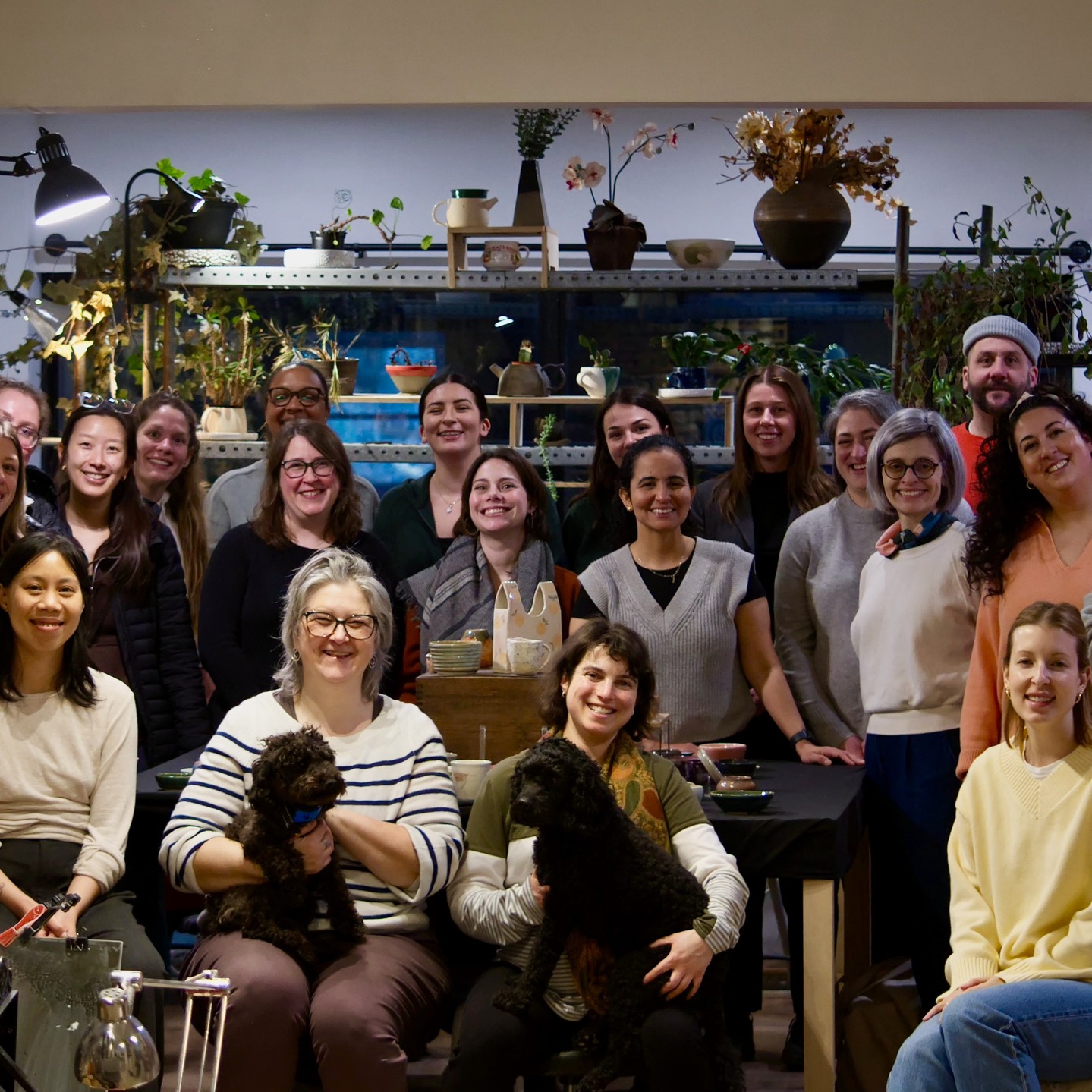 Vernissage de mardi dernier — quelle soirée! 😮
La plus grosse cohorte à ce jour :
35 étudiant·es dans les cours La Totale, l'Essentiel et Les Bases de janvier et février.
Au total, plus de 400 pièces sorties de 5 fournées.
Mais surtout :
beaucoup de plaisir, des fous rires, des échanges, et ce dénominateur commun qui nous rassemble… la poterie.
Je me sens vraiment choyée d’avoir partagé ces moments avec vous. Merci à ceux qui sont passés et qui reviennent ou revienderont, j'ai hâte de vous revoir!
Ça vous dirait de vivre une telle aventure?
Il reste encore quelques places pour cette session, inscrivez-vous!