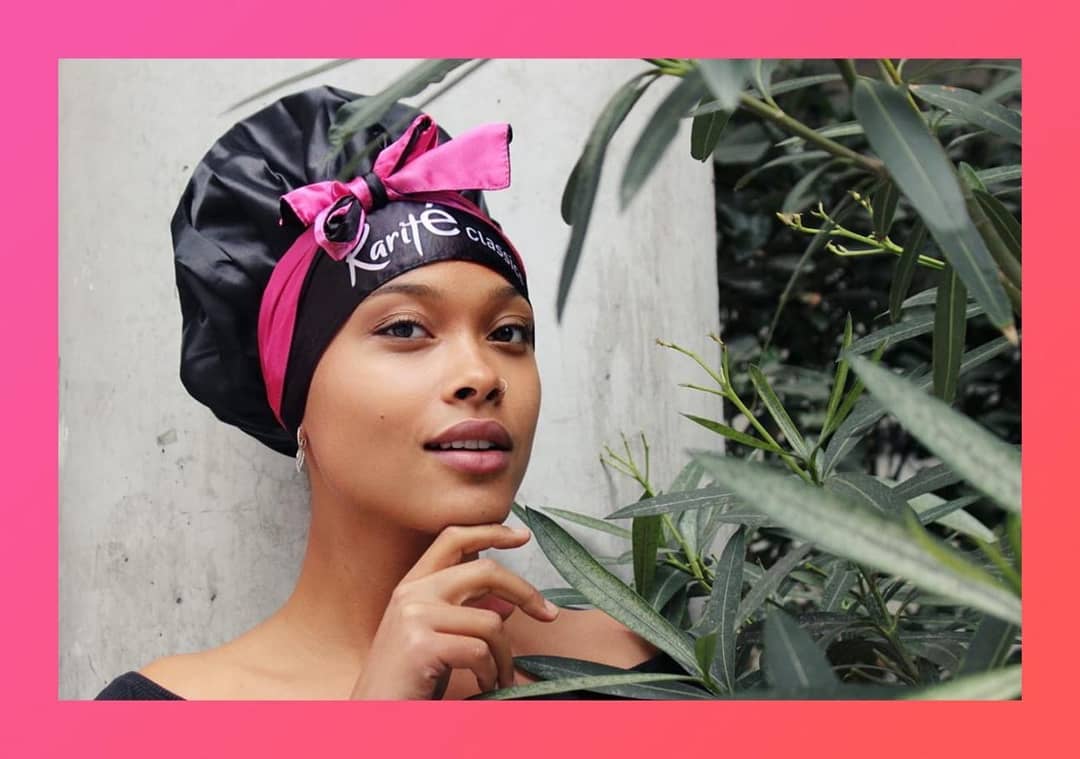 💗Sweet Dreams Satin Bonnets💗 by Karité Classics
Warum ist es eigentlich so wichtig für uns Curly➰ und Kinky➿ Girls nachts ein Satin Bonnet zu tragen? 🤔
👉🏽Das Satin Bonnet verhindert, dass deine Baumwoll-Bettwäsche deinen (Afro-)Locken Feuchtigkeit entzieht. Feuchtigkeit, für die Curly und Kinky Girls ohnehin hart arbeiten müssen. Mit dem Satin Bonnet bleiben deine Locken die ganze Nacht über moisturized!
👉🏽Das Satin Bonnet dient außerdem als Schutz für deine Haare. Es verhindert, dass während der Nachtruhe Reibung zwischen deinen Locken und der Bettwäsche entsteht. So kann Haarbruch, Spliss, Frizz und lästiges Verknoten der Haare verhindert werden!
👉🏽Auch Styles, wie Box Braids, Cornrows, Twists etc. halten sich länger, wenn sie vor Reibung geschützt werden. Außerdem werdet ihr merken, dass der Schlaf viel erholsamer ist, wenn eure Braided Hairstyles im Satin Bonnet "aufgeräumt" sind und ihr keinen strammen Zopf machen müsst, um die Zöpfe nachts zusammenzuhalten.
🌟Die Bonnets sind AB SOFORT bei all unseren Workshops erhältlich! UND natürlich, wie alle anderen #kariteclassicsproducts, auch per DM bestellbar 💌! Also greift zu, solange der Vorrat reicht.
🌟#LimitedEdition: black&pink, wendbar, zum Zubinden, ultrasecure, bietet genügend Platz für voluminöse (Afro-)Locken und Hairstyles
#bycurlygirlsforcurlygirls #afrodeutsch #sweetdreams #reversable #silkybonnet #productlaunch #afrolocken #afrohaare #haarpflege #lockenpflege