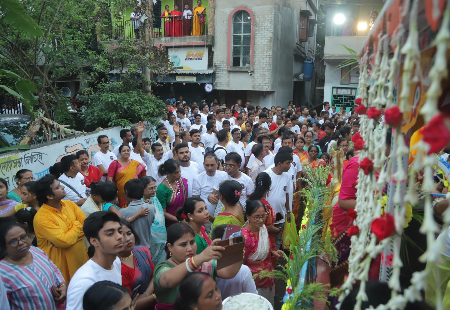 With every passing day, we get closer and closer to celebrating Rath Yatra once again. This photo from our Golden Wings Rath Yatra festival reminds us that the greatest joy of all, is seeing every member of our community united in peace and harmony.
#goldenwings #ngo #nonprofit #kolkata #india
{golden wings, Rath Yatra, Durganagar}