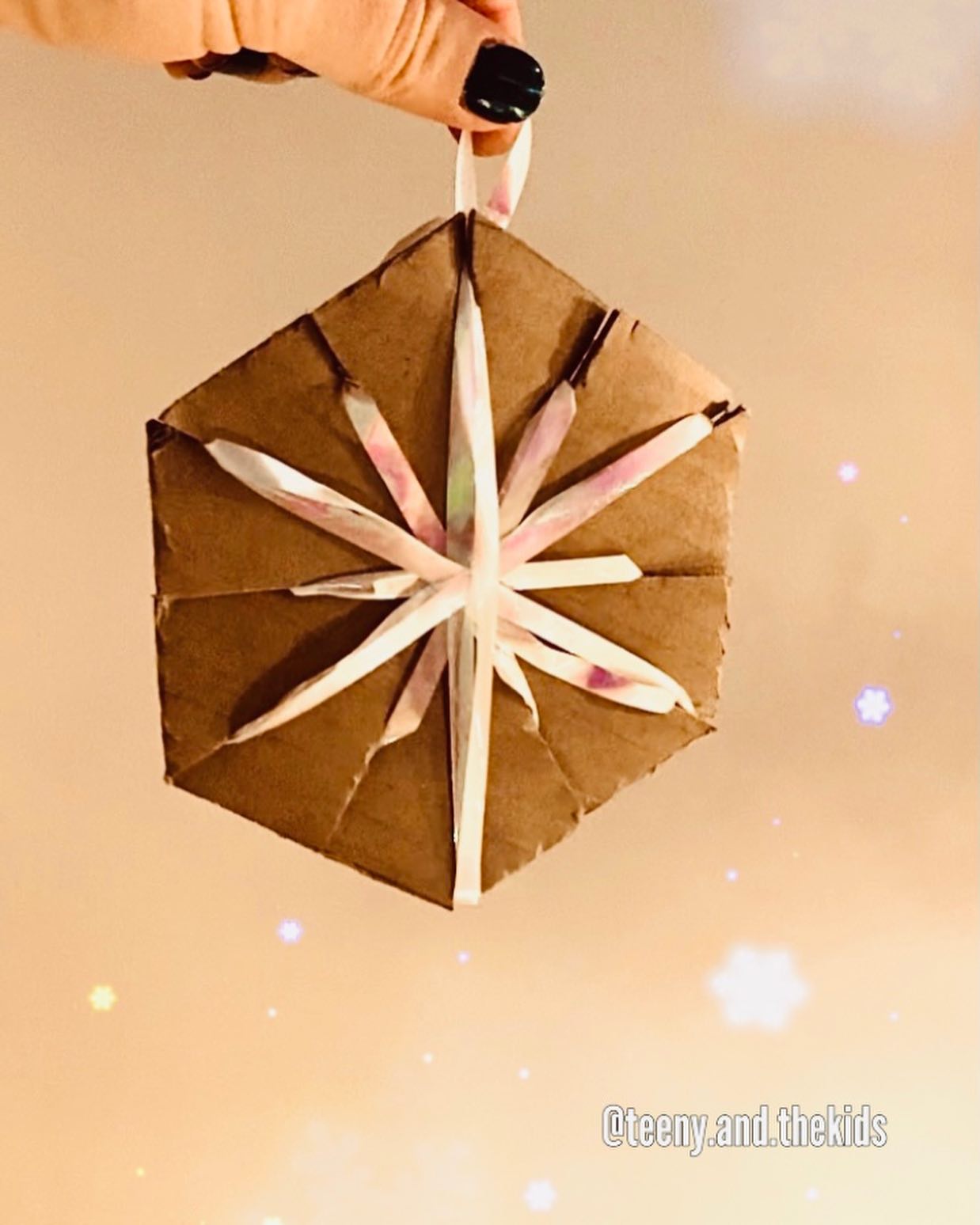 It’s been snowing here! 🌨❄️
So here’s the snowflake activity we did this week which kept some little digits busy 🖐🏼👧🏻🌟
Do you like weaving? 🧵
We love it! 💗
So, to make these, grab some:
🧵 string
🎀 ribbon
🌈 curling ribbon (my preference for this activity as it shines 🤩)
📦 cardboard squares
✍🏻 a pencil to punch holes in the cardboard
I spotted this snowflake idea on @cabaneaidees - go check out her page - there are some lovely ideas 🤩🌟🤩🌟
.
.
.
.
.
.
#snowflakes #cardboardcrafts #kidsactivities #recyclerpourjouer #ourupcycledplay #craftychristmasornament #diycrafts #fantasyreallyhasnolimits #diychristmas #diychallengederwoche #funbudgetplay #completementcraft #creativemamacrafts #cardboardboxcreative #recycleandplay #cardboardplay #christmascardboardplay #festiveplayalltheway #november_play #funlovingcrafts #createrecycleandplay #letscardboard #kidscraftsagram #kidscrafts101 #manualidadesparaniños #playandcreatetoday #occuperlesenfants #getcreativewith #activitenoel #activitedhiver