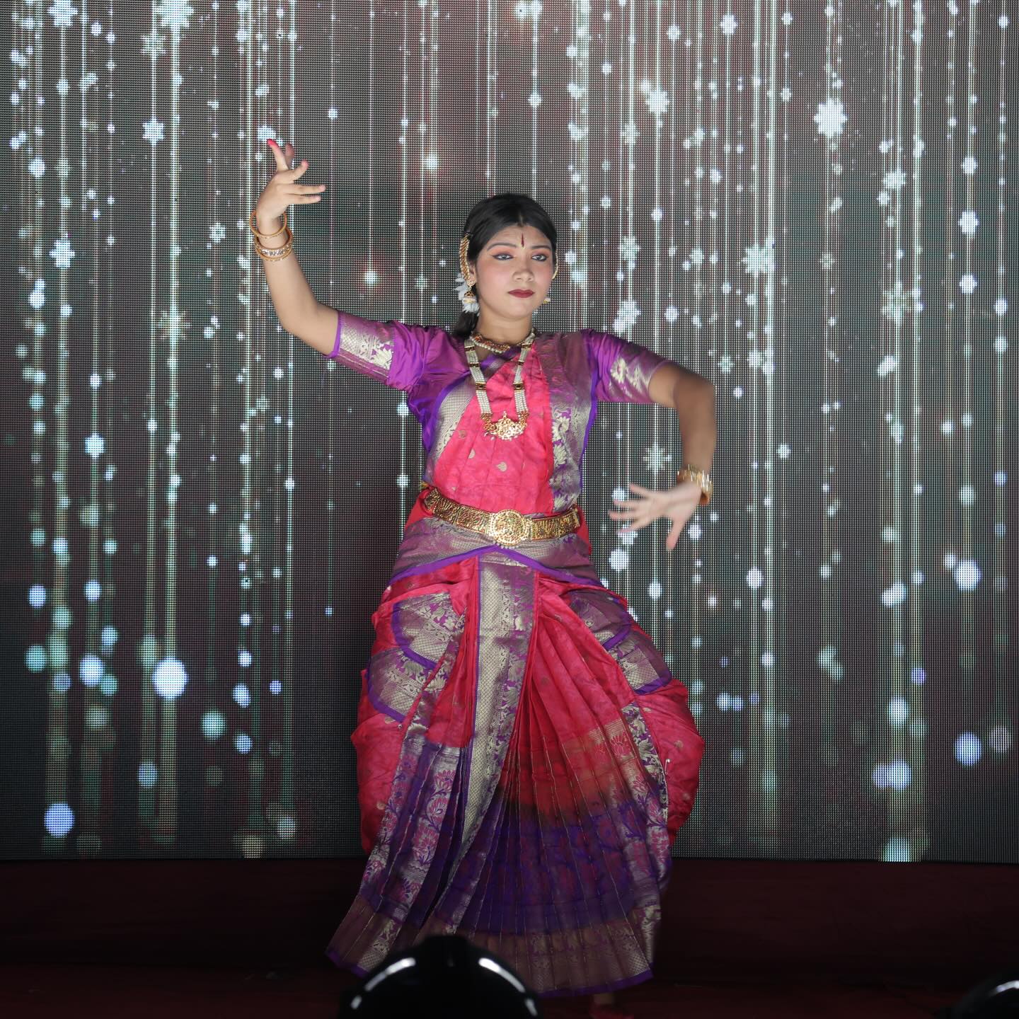 The Durganagar Rath Yatra is where we ensure every person is fed with ample food and water— but it is also a time where we celebrate our local artists, dancers, and musicians who take the stage. These photos were taken during our Rath Yatra celebration. This summer we will be hosting Rath Yatra again; from Indian classical instruments to Bharat Natyam dance, we cannot wait to celebrate with everyone.
#goldenwings #nonprofit #kolkata #dance #musician
(performance, musicians, harmonium, singing, Indian classical instruments, festival, India, Durganagar)