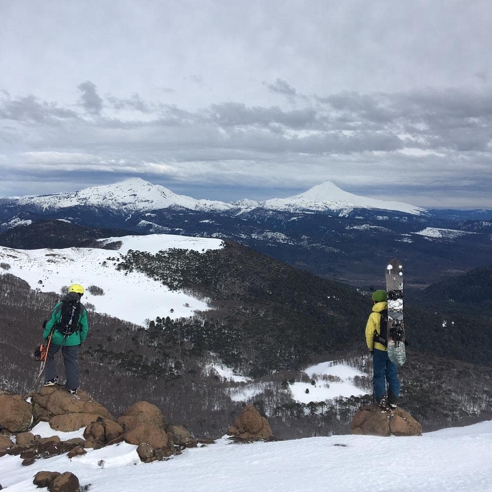 Sierra de los Colorados, con vista a los Volcánes Llaima, Sierra Nevada y Lonquimay
@senoretbrothers
@casaesquinamalalcahuello
#malalcahuello
#corralco #powder #backcountry #skitouring #splitboarding #araucaniaandina #casaesquinamalalcahuello