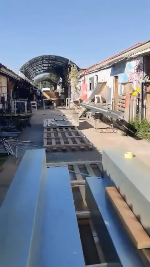 אסקפיזם מושלם ברחוב היוצרים 🥰 מזל שהרחוב הזה מתוחזק באהבה הימים אלו @am_creative.lab @carton_museum @perspective_woodcraft @yuvaldan1 @lulakaczka @ovadyashani @shaked.sh @something_else_artstudio @segev_shapira @the_passage_of_sustainable_art @lamila.vintage.2 @taldidiart