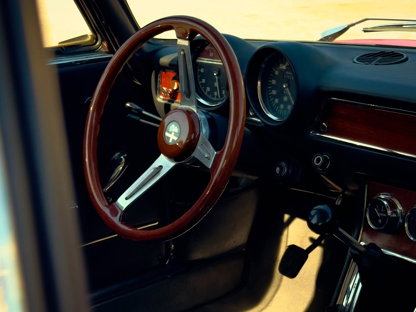 Possiedi un’impugnatura che è storia, un design che è emozione. E riesci anche a trasmetterle, quelle emozioni, che a dirla tutta… non vediamo l’ora di riprovare. Comunque, se possiamo darti un consiglio: goditi il riposo, finché puoi. Presto il silenzio dell’abitacolo lascerà il posto al canto del motore e alla sfida contro il tempo. Il conto alla rovescia per la prossima edizione della #TrapaniMonteErice sta per iniziare 🖤