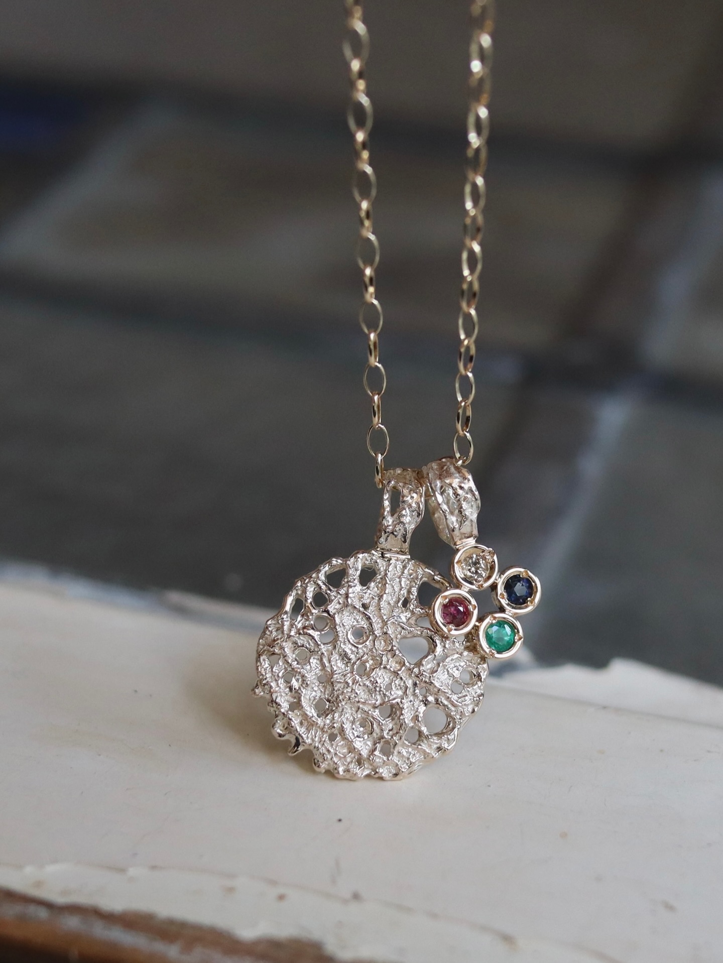 .
K10YG / レースチャーム
K10YG・K18YG / リメイクチャーム
.
【Custom made】
オーダーメイドで
2つのペンダントトップをお仕立てしました。
ひとつは、以前展開していた
アンティークレースを象ったペンダントトップの
イメージでのご依頼。
もうひとつは、地金のお買い取りのご相談と、
その際に外す予定だった4石についてのご相談でした。
merlettoチャームを
たくさんコレクションしてくださっているお客さま。
ご愛用いただいているロングチェーンで、
日々コーディネートを楽しめるような
自分だけの特別なチャームをイメージして🌿
お好みのアンティークレースからお選びいただき、
直径約16mmのしっかりと厚みのあるトップに
仕立てました。
また、合わせて4石の仕立てについては
ご予算も含めてご相談のうえ、
枠を買い取るのではなく、そのまま生かした
ペンダントトップへリフォームさせていただきました。
通常、お持ち込みルースによる
merlettoチャームのオーダーは承っておりませんが、
今回はお話を伺う中で、セットアップとしてイメージし、
リフォームというかたちでご提案させていただきました。
日頃よりご愛顧いただいているお客さまより、
このような大切な想いを乗せてご依頼いただけることは、
心から嬉しい時間です。
お手持ちのコレクションと共に、これからも益々輝き、
お客さまの日々を彩りますように😌
写真4枚目は地金お買い取り前のペンダントトップ。
きちんと撮影するのを忘れてしまい、
merlettoのバチカンと一緒に撮影した
お打ち合わせのお写真を記録として📷
――――――――――――――
▶︎spiral(青山) 4/22(水)〜30(木)
- 愛着と手仕事
https://curva.official.ec/blog/2026/03/18/182457
▶︎Curva Salon / Atelier -Since2008
東急東横線・大井町線 自由が丘駅より徒歩7分
- 営業日はハイライト☑︎
//////////////////////////////////////////////////
Curva y Ruri JEWELRY〈クルバ イ ルリ ジュエリー〉は、
業界歴25年のデザイナーMaikoによる
アンティークレースの模様を表現した
ジュエリーコレクション。
その経年を纏う繊細な素材を金属に置き換え、
ジュエリーとしての魅力を発信。
一つの素材としてデザインの可能性を追求し、
ジュエリーの街.甲府の職人チームと制作する
ジュエリーコレクションです。
Curva y Ruri JEWELRYの一点物の代表的なつくりは、
デザインイメージに合わせて選んだ
実物のアンティークレースを製作毎に象り一つずつ、
石の形状に合わせて石枠を手づくりしています。
長い時を経て受継がれた素材の魅力を、
新たな魅力として甦らせたストーリー性のある作品は
繊細なレースの柄も、
その時々の成り行きで出来た模様も大切に、
意図して出来ないデザインも魅力的なジュエリーです。
熟練の職人による手仕事によるジュエリー。
お手元で是非、唯一無二の作品をお楽しみください。
@curva_novia
ブライダルジュエリーアカウント
@curvayruri_jewelry_bridal
//////////////////////////////////////////////////
2026.3.7.sat
#クルバ #curvayruri_jewelry #自由が丘ジュエリーショップ #職人の手仕事 #オーダージュエリー