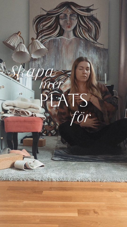 Inte visste jag att den här lilla överblivna hörnan bakom soffan skulle bli min nya kraftplats i det svåra jag befinner mig i just nu.
Som inredare möter jag ibland kunder som har lyxproblemet att ha en tom yta över som de inte vet vad de ska göra med.
Ofta möbleras den bara för att.
Men tänk om den där “överblivna” ytan i hemmet istället fick bli en funktionell plats för kreativitet, rörelse eller återhämtning.
Och när sakerna finns lättillgängligt för dig så blir vägen dit inte lika tung.
Ibland behövs det inte mer än en kvadratmeter. ✨
.
.
.
.
.
.
.
.
#holistiskinredare #neurodesign #inredningsterapi #dansterapi #bildterapi #kreativterapi #konstterapi
#konstnär #inredare #inredareonline #digitalinredare #återhämtning #frigörandedans #bröstcancer #psykiskhälsa #mentalhälsa #kreativläkning #rörelse #nervsystemsreglering