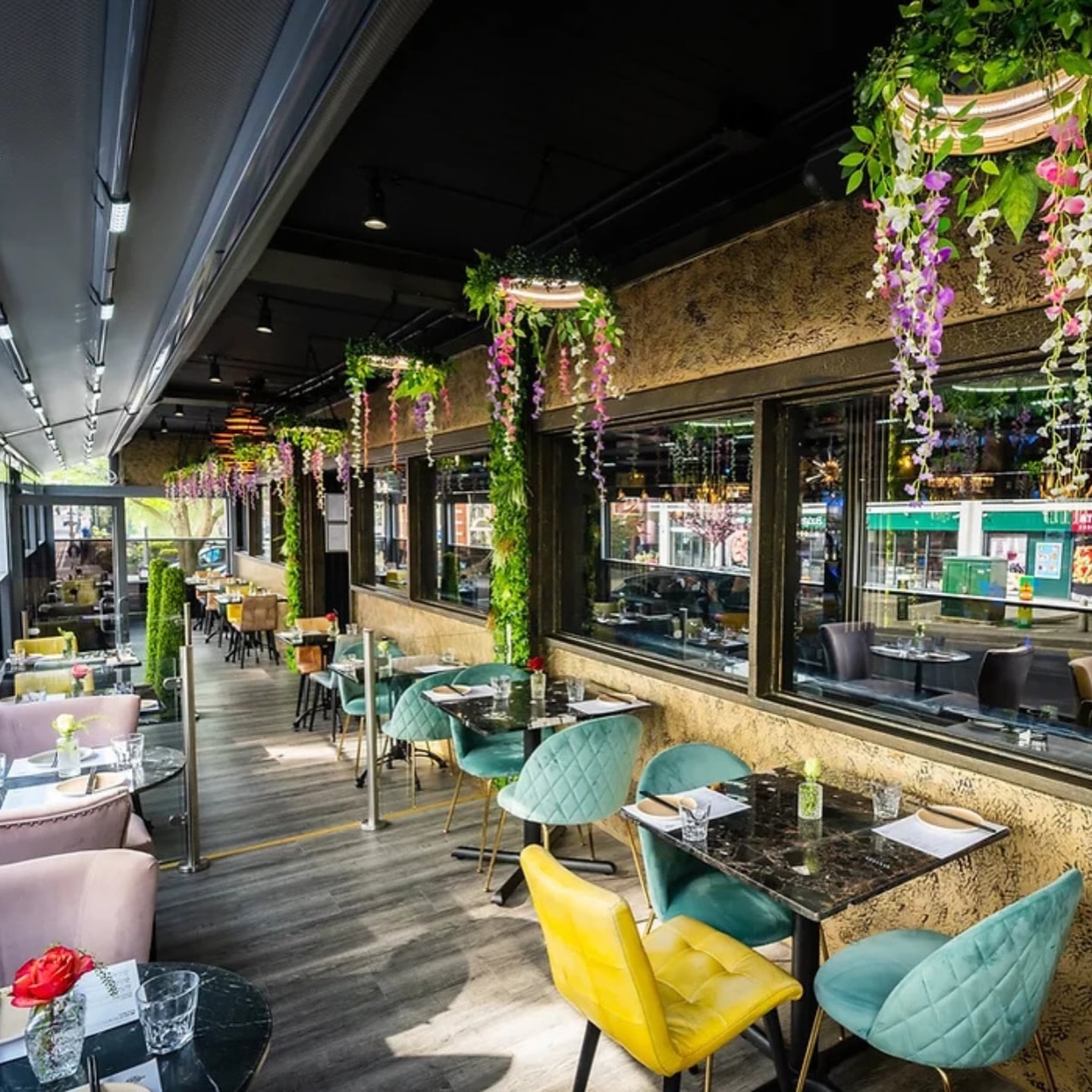 The sun is out! ☀️ Join us on the terrace and enjoy our Happy Hour drinks. Perfect weather for great drinks and good company 🍹
🔗zebranobrentwood.com/reservations
#terrace #happyhour #cocktailbars