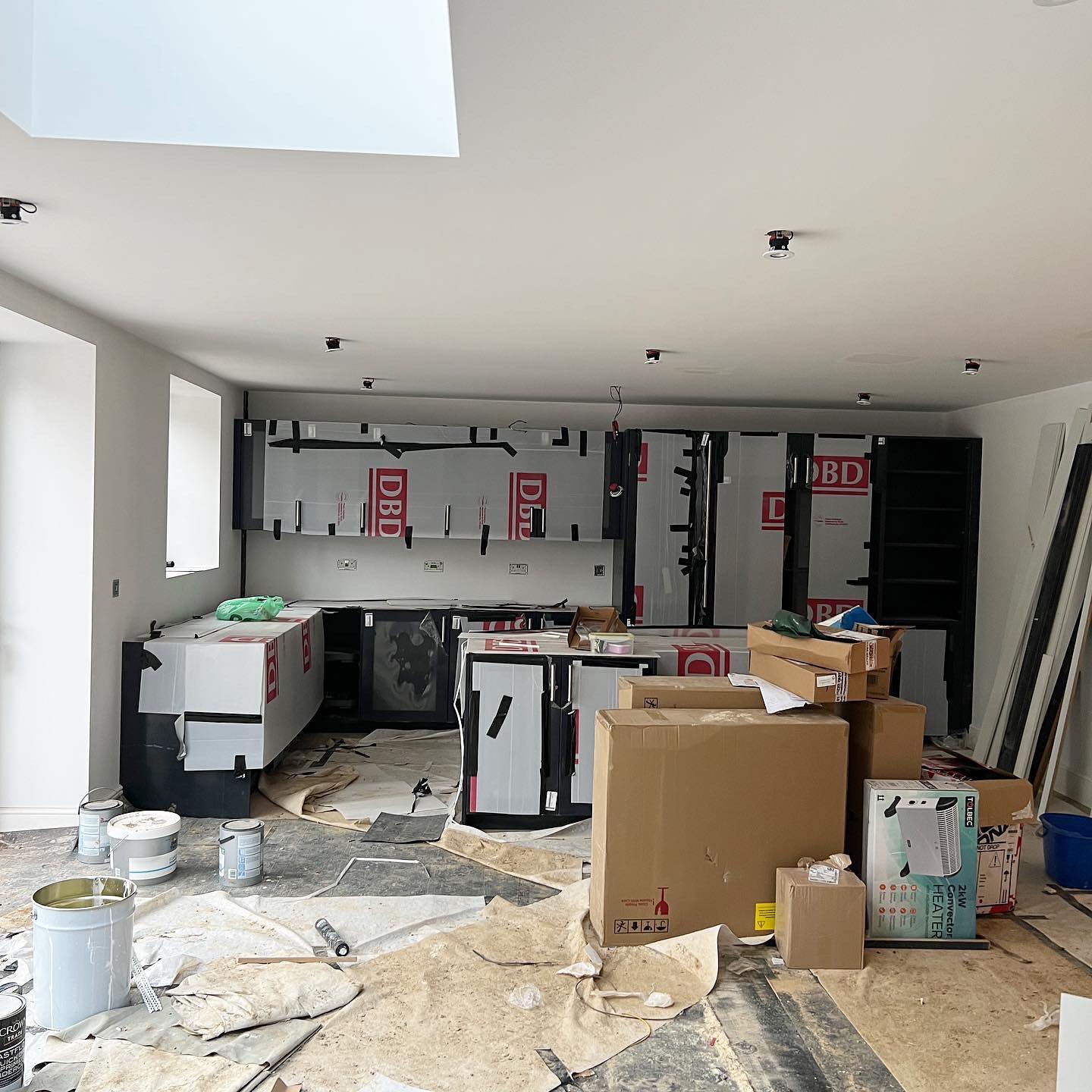 Complete house renovation for one of three houses in Harpenden. The colour chosen for the kitchen cabinets is a shaker midnight blue with white quartz worktops for contrast. Can’t wait to see the whole house finished! ✨
#lucyvictoriadesigns #interiordesign #interiors #kitchendesign #bluekitchendesign #midnightblue #shakerstylekitchen #colourtrend2023 #marbleworktop #contemporaykitchen #luxurykitchens #LVD