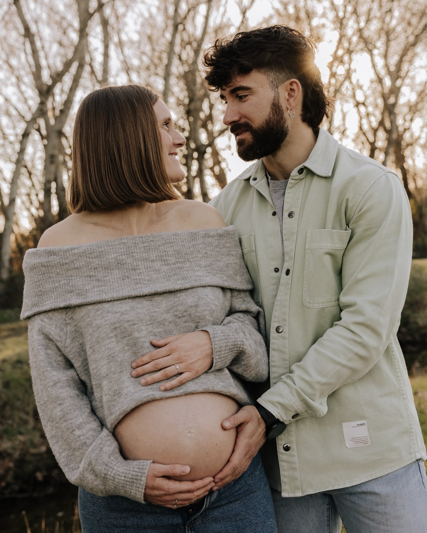 La Joana i en Joan esperen a l’Ot. 🤍
La seva sessió va estar envoltada de calma i d’una connexió plena de tendresa. També els acompanyava en Kiro, que ja forma part d’aquesta família que està a punt de créixer.
Aviat ens tornarem a veure per conèixer l’Ot a la seva sessió de recent nascut. Quines ganes! 😍 M’encanta tenir l’oportunitat d’acompanyar-vos des de l’espera fins als primers dies de vida del vostre nadó.
ℹ️ Si durant el mes d’Abril estàs entre les 28 i 32 setmanes d’embaràs, ara és el moment ideal per reservar la vostra sessió. És quan la panxa ja llueix i encara us sentiu còmodes per gaudir de la sessió amb calma (també es pot fer una miqueta més endavant sempre i quan us trobeu bé).
Si teniu dubtes o us agradaria saber com són aquestes sessions, podeu escriure’m i estaré encantada d’explicar-vos-ho. 🧡✨
Una abraçada,
Andrea Pop
🖥️ www.andreapopfotografia.com
✉️ andreapopfotografia@gmail.com
📲 687 69 44 61
.
#andreapopfotografia #lleida #embarazo #maternidad #fotografiadeembarazo