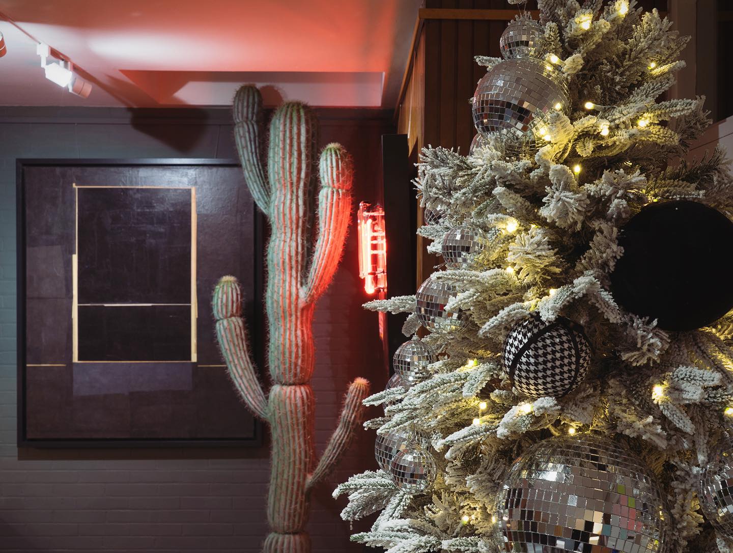 Christmas at La Roche... if you're wondering what a cactus has to do with Christmas, it's actually a present for @emmabirneycunningham - just too big to wrap or put under a tree ;-) Artwork in the background by #markshieldsartist , @miley__art and @rosscunningham_painting
.
.
#midcenturymodern #midcenturyfurniture #contemporaryart #homedecoration #christmasdecor #gallery #artgallery