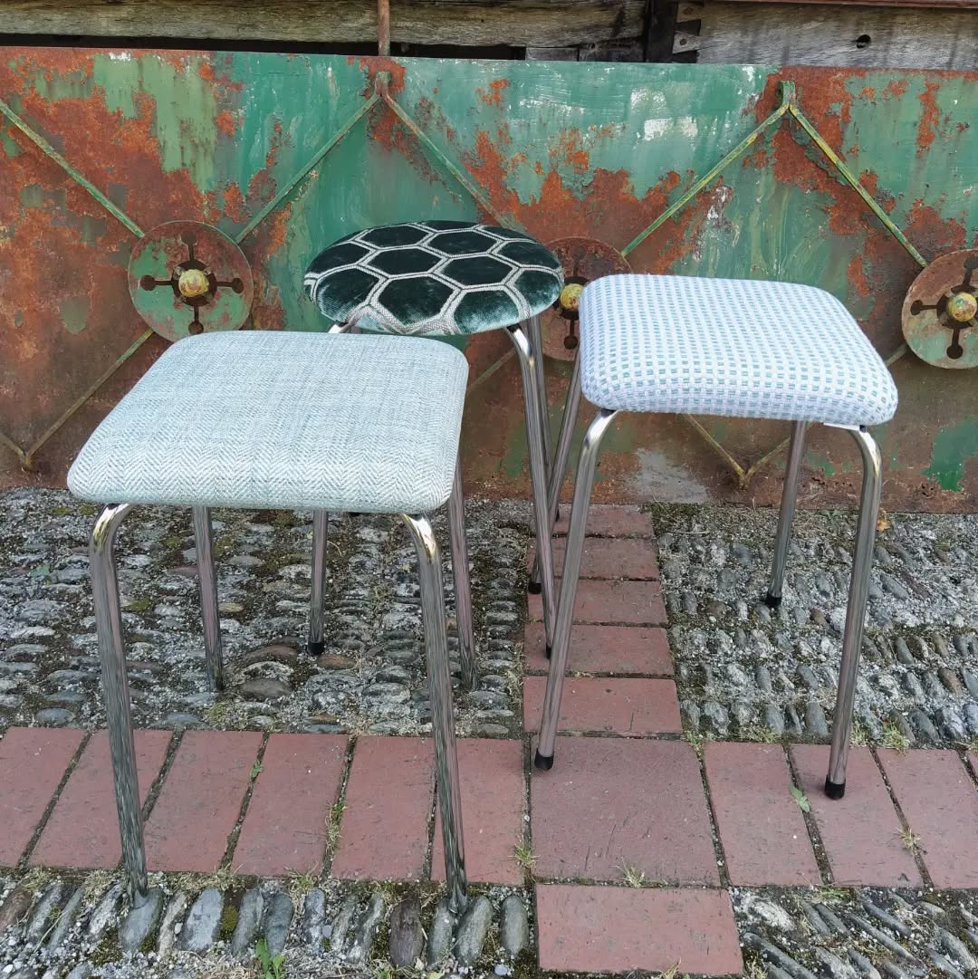 Ganz lut het obehär ds Babettli
Jitz gschtampfet uf das Taburettli
Bis das dr Hansjakobli dopplet
So lut het undeufe topplet
#taburettliliebi