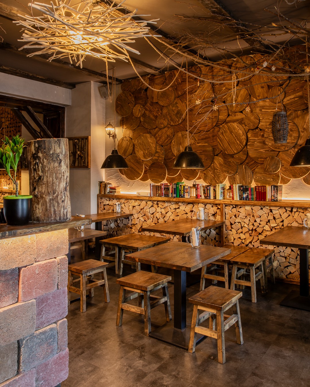 Willkommen in deinem neuen Wohnzimmer in Berlin-Friedrichshain. 🪵
Rustikales Holz trifft auf urbanes Design – der perfekte Ort für ehrliches Essen und gute Gespräche. 🛋️
Fühl den Vibe, iss den Burger. 🍔🔥
#homeofburger #interiordesign #berlinrestaurant #grimyhaus #fhain