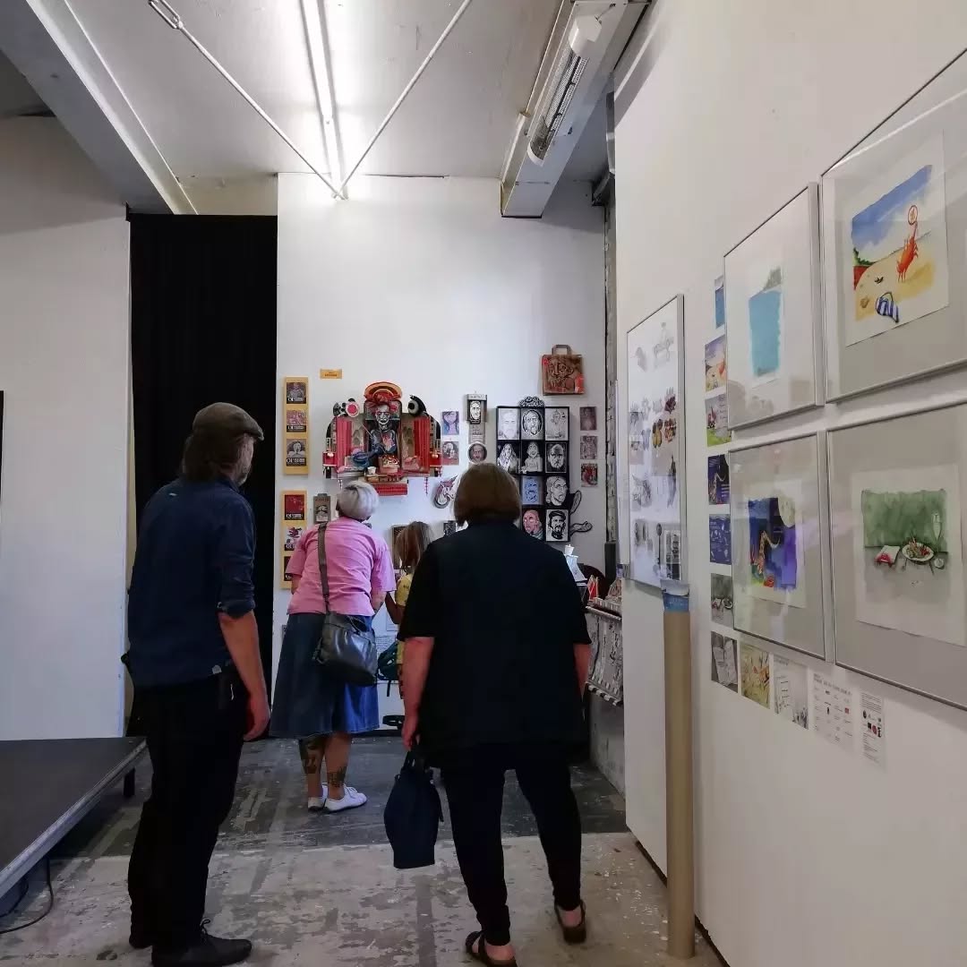 @11friendsofculture mit einer Preview und dem gestalteten Leporello zum Projekt findet ihr bis zum 4.September auf dem Festival der Illustratoren
@ullibohmann stellt als Mitglied der @illustratoren_oldenburg zum 4. Mal mit aus.
-----
@11friendsofculture with a preview and the designed leporello for the project can be found at the "Festival der Illustratoren" until the 4th of September.
@ullibohmann exhibits as a member of @illustratoren_oldenburg for the 4th time.
#11friendsofculture #brieffreundschaft #partnerstädte #machwerkoldenburg #stadtoldenburg #oldenburg #kulturbüro #kulturförderung #jungekultur #exchange #austausch #brief #kulturbrief #culturalexchange #kunst #artwork #künstlerkorrespondenz #international #kultur #kulturstadt #innovation #wirbrauchenkunst #analog #selbstgeschrieben #handschriftlich #selbstgestaltet #reflexion #nachhaltig #kunst
www.kulturaustausch-oldenburg.de