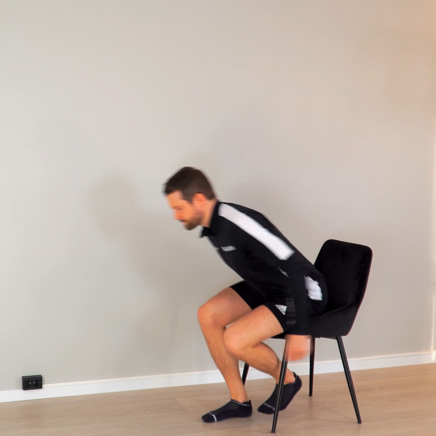 Tør du å prøve denne? 😅 Knalltung øvelse som trener både styrke og eksplosivitet 🔥 Blir det for tungt med ett bein, kan den også gjøres med begge beina :)
📲 Se alle våre øvelser i APP 🤩 https://styrketreninghjemme.no
#hjemmetrening #hopp #treninghjemme