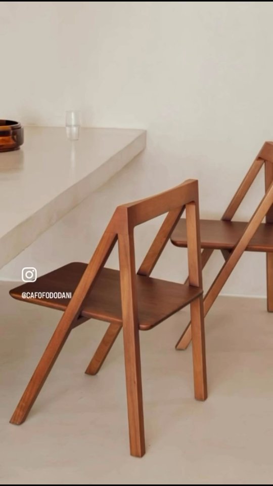 Na DW! São Paulo, a @jabuticasa marca presença no espaço “Dentro de Casa”, ambiente idealizado por Daniel Virgnio e Natália Martucci, que propõe um olhar sensível sobre o morar contemporâneo.
Na mostra, a marca apresenta duas peças que refletem seu desenho autoral e atenção aos detalhes: a mesa 3/4 e a cadeira Gringa, projetos que exploram proporção, materialidade e um design de linguagem precisa e atemporal.
Para receber o catálogo completo, entre em contato. Link na Bio 😎✌️