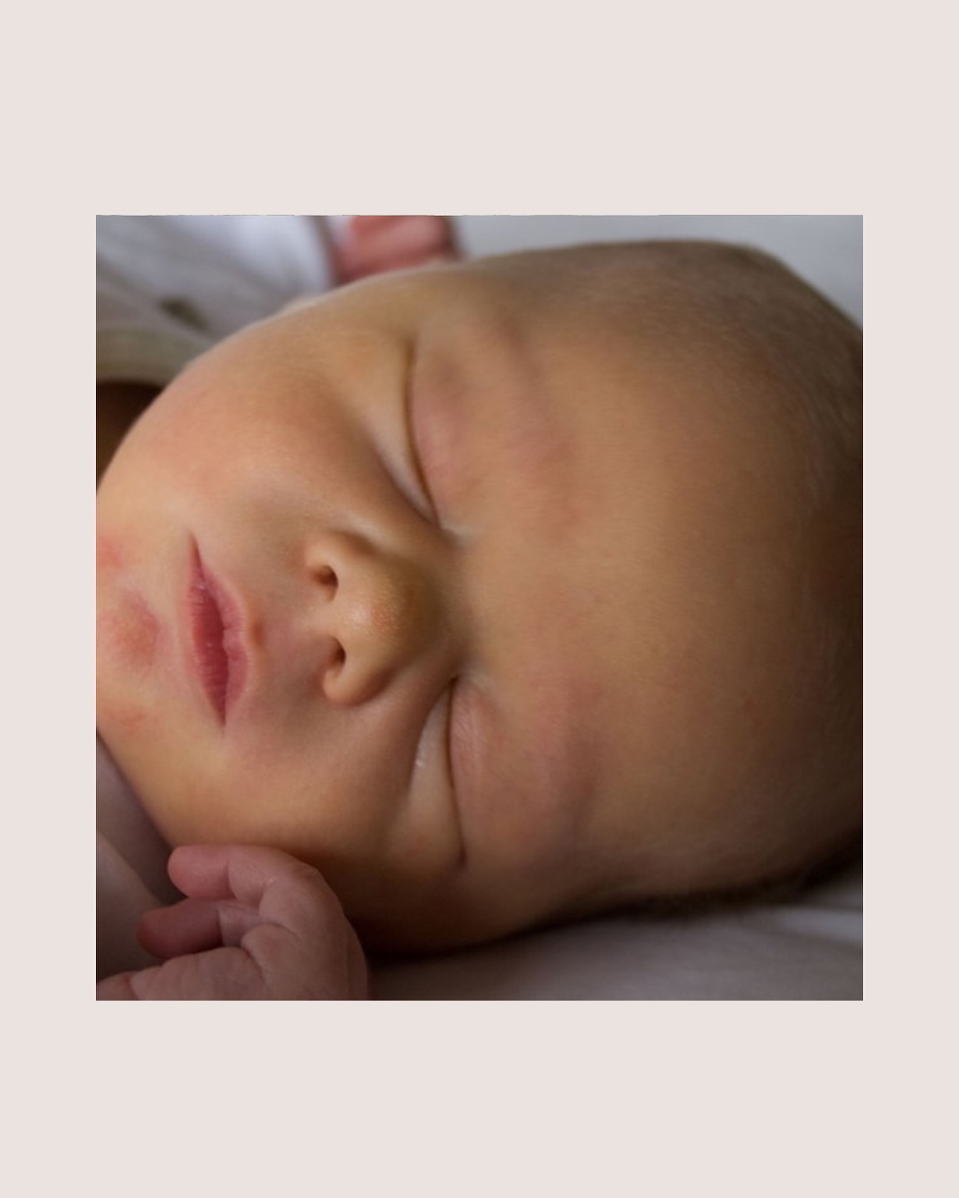 Geel zien na de geboorte? Dat is vaak heel normaal 💛
Veel baby’s krijgen in de eerste dagen na de geboorte een gele verkleuring van de huid of oogjes. Dit noemen we icterus (ook wel geelzucht bij pasgeborenen genoemd).
💡 Hoe ontstaat dat?
Na de geboorte moet het lichaam van je baby wennen aan het leven buiten de buik. Daarbij wordt er extra bilirubine aangemaakt (een afbraakproduct van rode bloedcellen). De lever van je baby is nog onrijp en kan dit stofje nog niet snel genoeg verwerken. Daardoor kan de huid wat geel kleuren.
✨ Wanneer zien we dit meestal?
• Vanaf dag 2-3 na de geboorte
• Het piekt rond dag 3-5
• Verdwijnt meestal vanzelf binnen 1 à 2 weken
👀 Wanneer extra opvolging nodig is:
• Als je baby erg geel ziet (ook op buik, armen of beentjes)
• Suf is of moeilijk drinkt
• Al geel ziet in de eerste 24 uur na de geboorte
In dat geval wordt het bilirubinegehalte gemeten. Soms is een behandeling met fototherapie (blauw licht) nodig om de bilirubine sneller af te breken 💙
🤍 Meestal is icterus dus een normaal en tijdelijk verschijnsel. Maar we volgen het altijd goed op om je baby veilig en gezond te houden.
Heb jij ervaring gehad met een baby die wat geel zag? Deel gerust je verhaal 👇