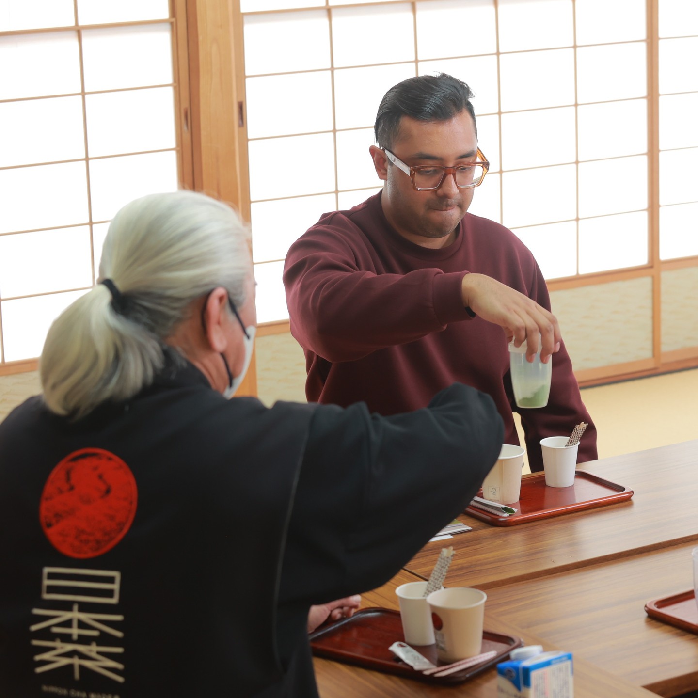 On this master’s back, you’ll see the kanji for ‘Japanese Tea’. 🍵
It’s more than just a symbol—tea culture represents the essence of Japan’s spirit and mindfulness. Quite literally, he carries the weight of Japanese tea on his shoulders, embodying its history and significance.
Experience the art and soul of Japanese tea with a master who lives it every day.
Sur le dos de ce maître, vous trouverez le kanji pour 'thé japonais'. 🍵
Ce n’est pas qu’un simple symbole\u2014la culture du thé reflète l’essence de la spiritualité et de la sérénité japonaises. Littéralement, il porte le thé japonais sur ses épaules, incarnant son histoire et sa signification profonde.
Découvrez l’art et l’âme du thé japonais avec un maître qui en fait sa vie quotidienne.
#ExploreSetouchi
#SamuraiJourney
#SetouchiBreweryTour
#SetouchiSamurai
#JapaneseBrewingArt
#SamuraiAndNature
#HeritageAndFlavor