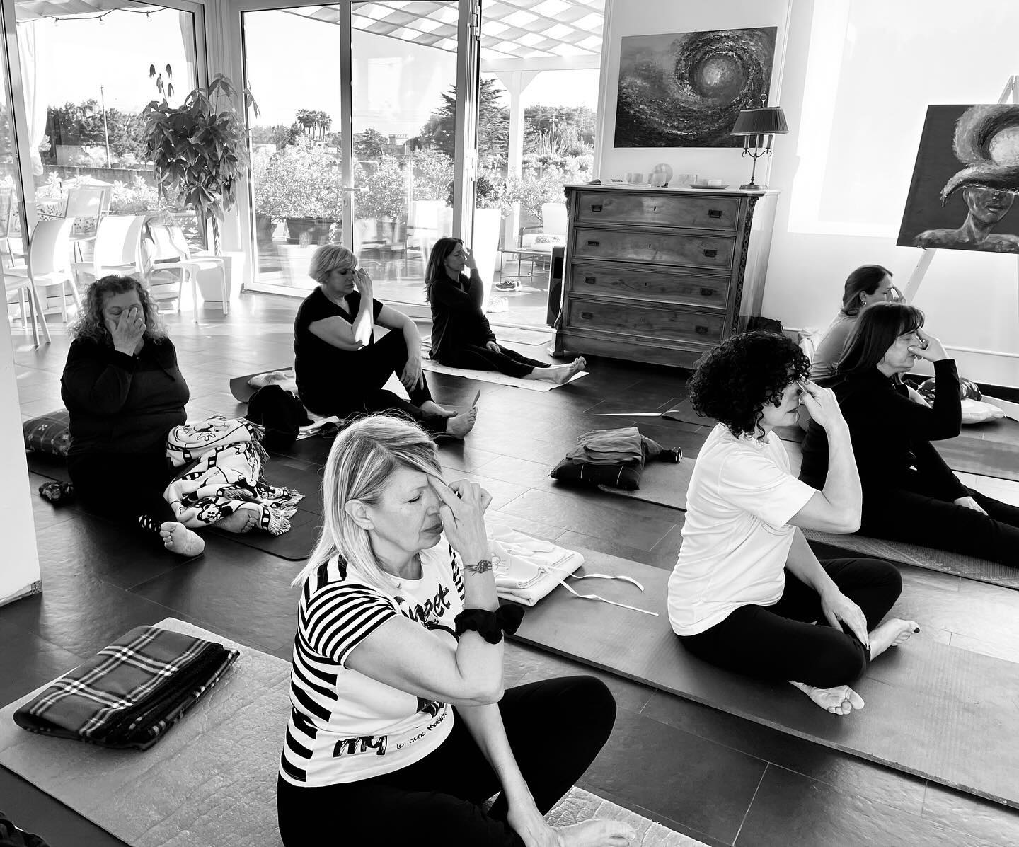 Quanta bellezza!! 🌸☀️😍
Tra la vista panoramica e un sole splendente che ci accompagnava, il workshop “Le Chiavi del Benessere Femminile” si è rivelato una bellissima esperienza di condivisione, apprendimento e riflessioni su come prenderci cura di noi stesse.
Abbiamo esplorato il mondo delle pratiche longeve della Medicina Cinese, rilassato il viso con la digitopressione, sciolto il corpo e la mente con yoga, meditazione e terapia sui punti di agopuntura.
Grazie a tutte le donne che hanno partecipato, per l’ entusiasmo e l’ apertura, per aver dedicato questo tempo prezioso a se stesse.
Ci vediamo alla prossima!!
Con amore,
Teressa @joyfulheartacuwellness e Cristina @crilig
#salutefemminile #workshopyoga #medicinacinesetradizionale #longevità #benesserenaturale #equilibrioormonale #benesserefemminile #crilig