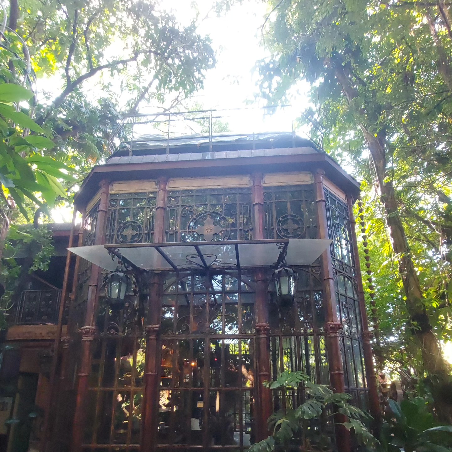 In an unexpected walk, this little gem of a restaurant was discovered. Food, service and art was all exceptional, but truly what charmed me was the vast open space filled with lush foliage, tucked away on a side street that opens to sculptures representing a tiny bit of the history of thailand.
Thanks to the staff for making it such a wonderful late lunch. @the_faces_chiangmai
#thailand #chiangmai #travelandfood #chiangmairestaurants #beautyeverywhere
#mindfulspaces #everydaymindfulness
#traveladventures