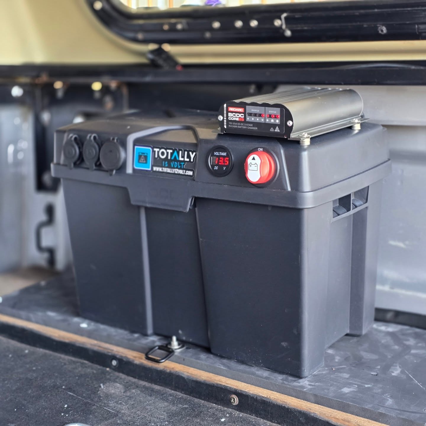 Did you know that Shane from Totally 12 Volt was the first person in the industry to come up with the idea of a dual battery box. Shane started putting these together back in 2009. Simple but effective dual battery system for any vehicle or boat.
#batterybox #dualbattery #12volt