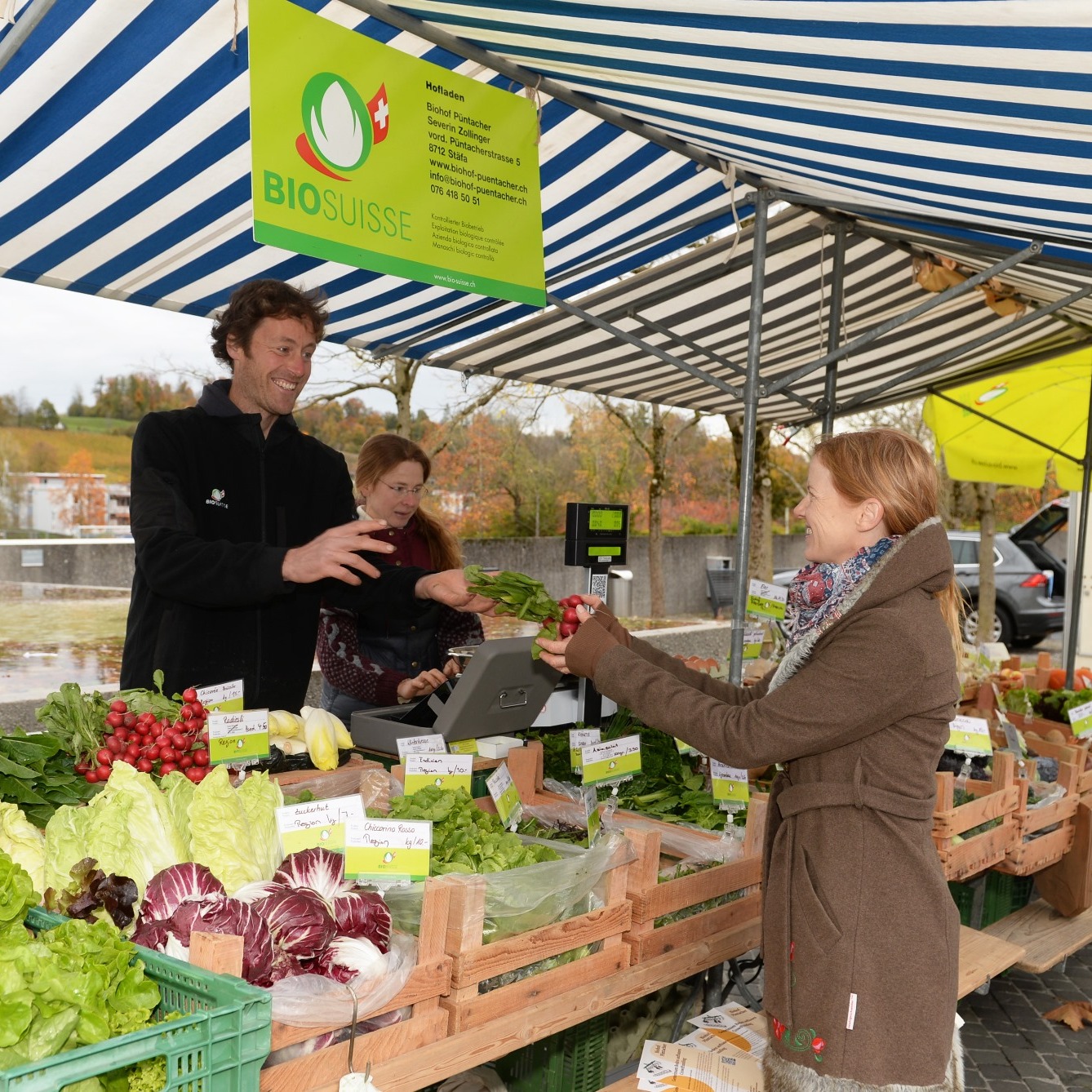 Morgen, Samstag 14.03.26, startet der erste Markttag am SMäRT in Stäfa. Wir freuen uns, euch bis zum 14.11.26 wieder mit frischem Gemüse und weiteren Produkten aus Stäfa und der Region im Dorf Stäfa begrüssen zu dürfen.
#SmärtStäfa #Stäfa #Wochenmarkt #Markttag #Regional #GemüseAusDerRegion #Saisonal #DirektVomHof #Zürichsee #RegionZürich #LokalEinkaufen #StäfnerWochenmarkt #Marktliebe