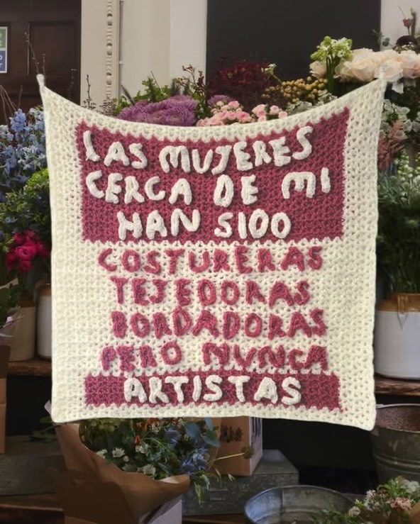 « Les femmes autour de moi ont été couturières, tisserandes ou brodeuses, mais jamais artistes. »
Ces mots de l’artiste Christine Langman, originaire du Panama, résonnent profondément en moi. Dans ma famille, ma grand-mère paternelle était tisserande, la maternelle brodeuse, et mes tantes et cousines sont couturières. Moi, je lutte pour être reconnue comme artiste.
Comme Langman, je viens d’Amérique latine — du Brésil, pour ma part — et nous partageons le rêve d’un avenir où les femmes de notre région ne sont plus seulement valorisées pour notre travail manuel, mais aussi comme artistes. Pourtant, le monde de l’art et de la mode, bien qu’il compte des femmes talentueuses, reste dominé par des noms masculins. Pourquoi les grands stylistes sont-ils presque toujours des hommes, tandis que les femmes restons invisibles dans les espaces de pouvoir créatif ?
Langman, à travers son œuvre, nous rappelle que l’art n’a ni frontières ni hiérarchies. Merci de nous inspirer à briser ces limites et à revendiquer la place que nous méritons.