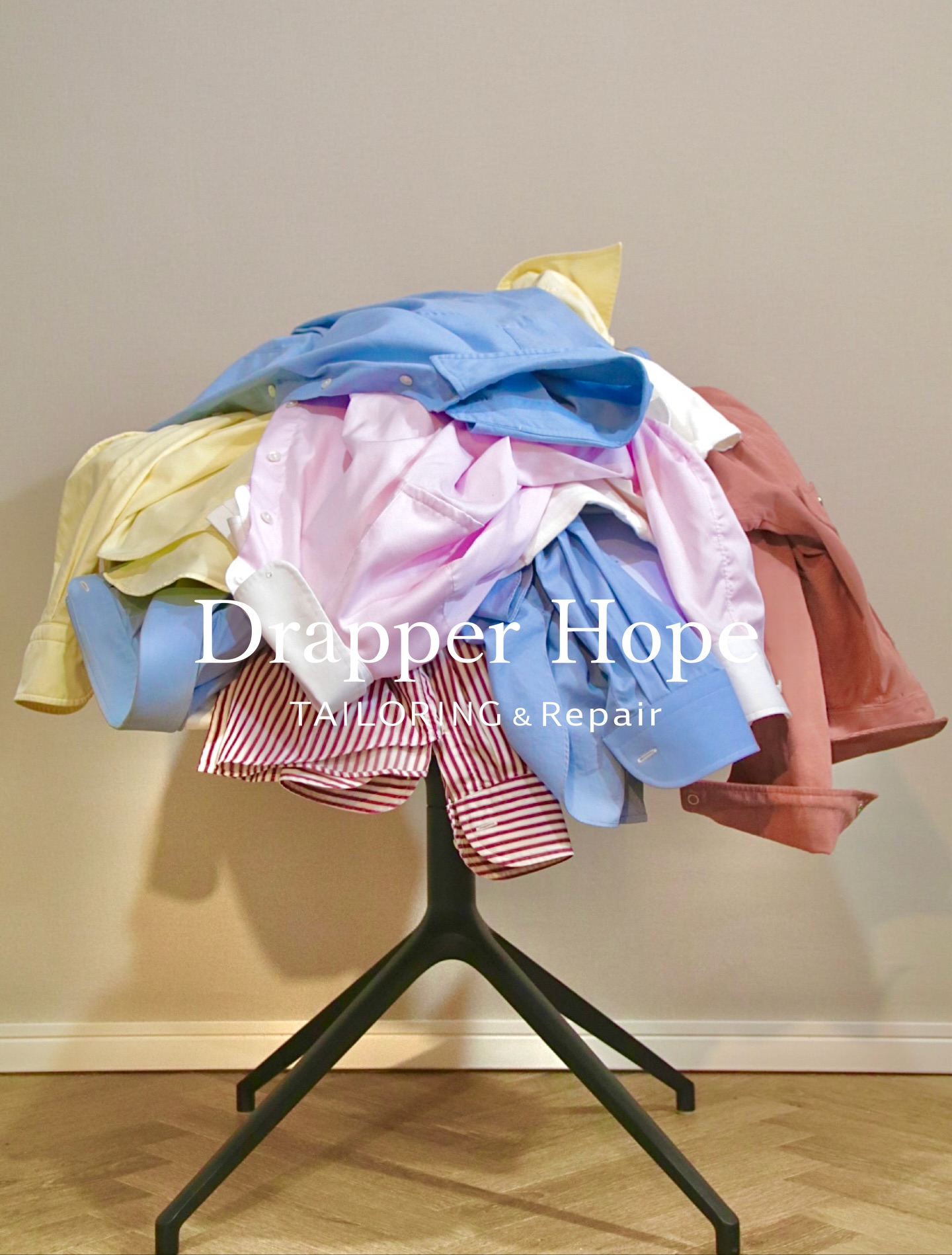 .
.
日頃より Drapper Hope をご愛顧いただき、
誠にありがとうございます。
春の衣替えシーズンに合わせ、メンズ・レディースのオーダーシャツを対象とした期間限定フェアを開催いたします。
今回は、お客様のこだわりやニーズに合わせて
お選びいただける、2つの特典をご用意いたしました。
■ 開催期間
2026年3月14日(土) 〜 2026年4月14日(火)
■ オーダー価格
16,500円(税込)〜
※お選びいただく生地やオプションの仕様により、
価格が変動いたします。
■ 選べる2つのカスタマイズ特典
※いずれか一方の特典をお選びいただけます。
01. オプション特典
ディテールにこだわりたい方におすすめの特典です。
内容: 有料オプションを3項目まで無料で承ります。
対象: メンズシャツ / レディースシャツ
例: クレリック仕様、ネーム刺繍、ダブルカフス、貝ボタンなど。※一部対象外の特殊仕様がございます。
02. ファブリック特典
上質な素材をお求めやすい価格でご提供いたします。
内容: 対象生地のオーダー価格より3,300円(税込)OFF
対象: メンズシャツ / レディースシャツ
主な対象生地: Thomas Mason、Canclini、Liberty、
カリビアンコットン、インポートコレクションなど。
■ ご案内事項
店頭でのオーダー時にご希望の特典をスタッフへお申し付けください。
※特典の併用はできません。
一部対象外の生地や仕様がございます。
詳細は採寸時にスタッフがご案内いたします。
ビジネスからカジュアルまで、春の装いにふさわしい
一着をご提案いたします。
皆様のご来店を、スタッフ一同心よりお待ちしております。
Drapper Hope TAILORING & Repair