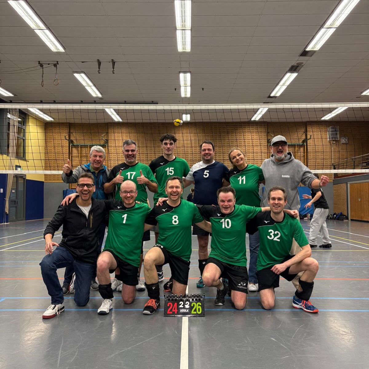 Die Hobbys bleiben in der Rückrunde ungeschlagen. In einem packenden Duell Erster gegen Zweiter, gegen das Team vom @mtv_ilten_volleyball, kamen die arg dezimierten Hobbys zu einem hart erkämpften 2:2 Unentschieden. Mit nur 7 Spielern reisten die Hobbys zum Tabellenersten nach Ilten. Trotz der Personalnot war es immer ein Spiel auf Augenhöhe vor toller Kulisse. Zahlreiche Fans auf beiden Seiten sorgten für tolle Stimmung.
Damit endet der reguläre Spielbetrieb und als Tabellenzweiter stehen jetzt die Relegationsspiele um den Aufstieg an. Auch hier will das Team noch mal alles geben. Aber es war jetzt schon eine starke Saison. 💪🏻💚🏐
#tusaltwarmbüchenvolleyball #tusaltwarmbüchen #hobbys #nwvv #freitagabendbeschäftigung