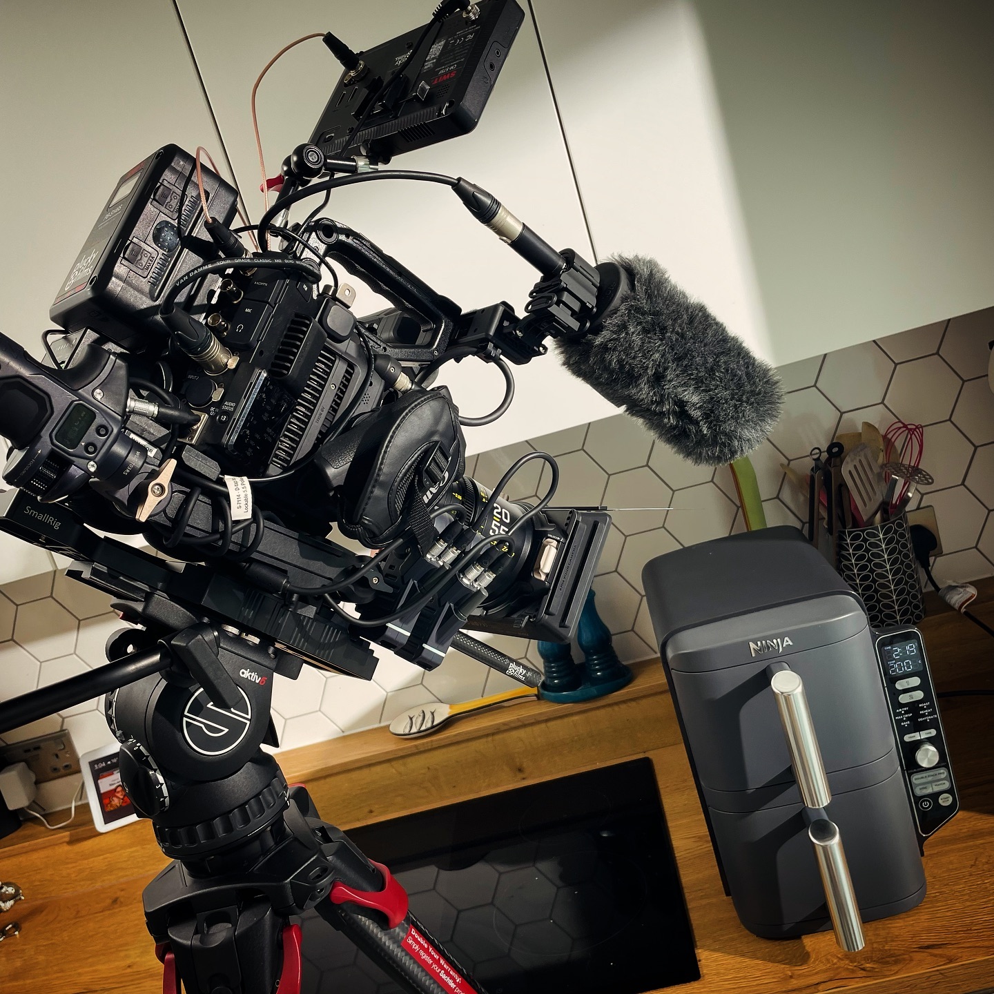 Never knowingly undershot… 😉
Some lovely cinematic high key product and lifestyle shots today for a very well known quality retailer.
#canonc300markiii #pluckyfilms #lifestylephotography #commercialvideo