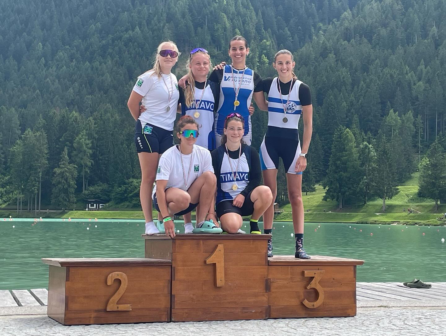 In data 16-17-18 giugno, si è svolta a Auronzo di Cadore, sulle celesti acque del lago di Santa Caterina la gara internazionale di velocità sui 1000, 500, 200 e 5000 metri.
Nella prima e nella seconda giornata si sono svolte le gare sulle distanze dei 1000 e 500 metri mentre nella terza si sono svolte le gare sui 200 e 5000 metri.
I Sestesi si sono distinti in tutte le distanze.
Nella prima giornata di gare, il K4 1000m JM di Dalla Rosa Jacopo ha conquistato il primo posto 🥇 insieme a Maglia Matthew, Valentino Perugini e Zanetti Pietro.
Valli Sofia e Uberti Anita 🥉 sono salite sul terzo gradino del podio nella gara del K2 RF.
A seguire, nei 500 metri il K4 JM Dalla Rosa-Maglia-Perugini-Zanetti sale sul secondo gradino 🥈 mentre il K4 RMix di Rosini Matilde, Martelozzo Andrea, Montonati Riccardo e Cozzi Davide vince la propria gara 🥇.