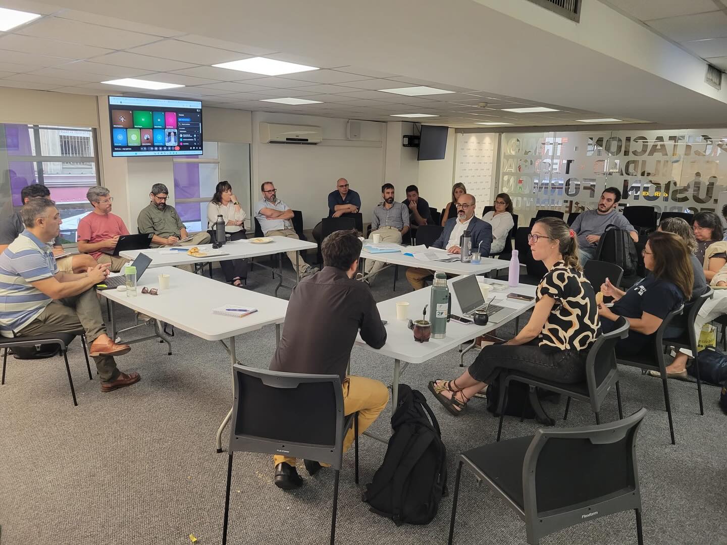 Hoy se realizó una nueva Mesa de Delegados de FFIPUNE en la sede de INEFOP, con la participación de representantes de los sindicatos de base que integran la federación.
En el espacio de previos de los sindicatos, se compartieron distintas situaciones que atraviesan los colectivos, evidenciando problemáticas que hoy se repiten en varias instituciones paraestatales, y que forman parte de las preocupaciones comunes.
Durante la jornada también se desarrolló una charla introductoria sobre Seguridad y Salud Ocupacional (SySO), en el marco del reciente convenio tripartito firmado, que pone especial énfasis en el fortalecimiento de estas comisiones. El objetivo fue acercar información y herramientas a los sindicatos de base para impulsar y fortalecer las comisiones de Seguridad y Salud en el Trabajo dentro de cada institución, espacios fundamentales para el cuidado de las y los trabajadores y cuyo funcionamiento es obligatorio por ley.