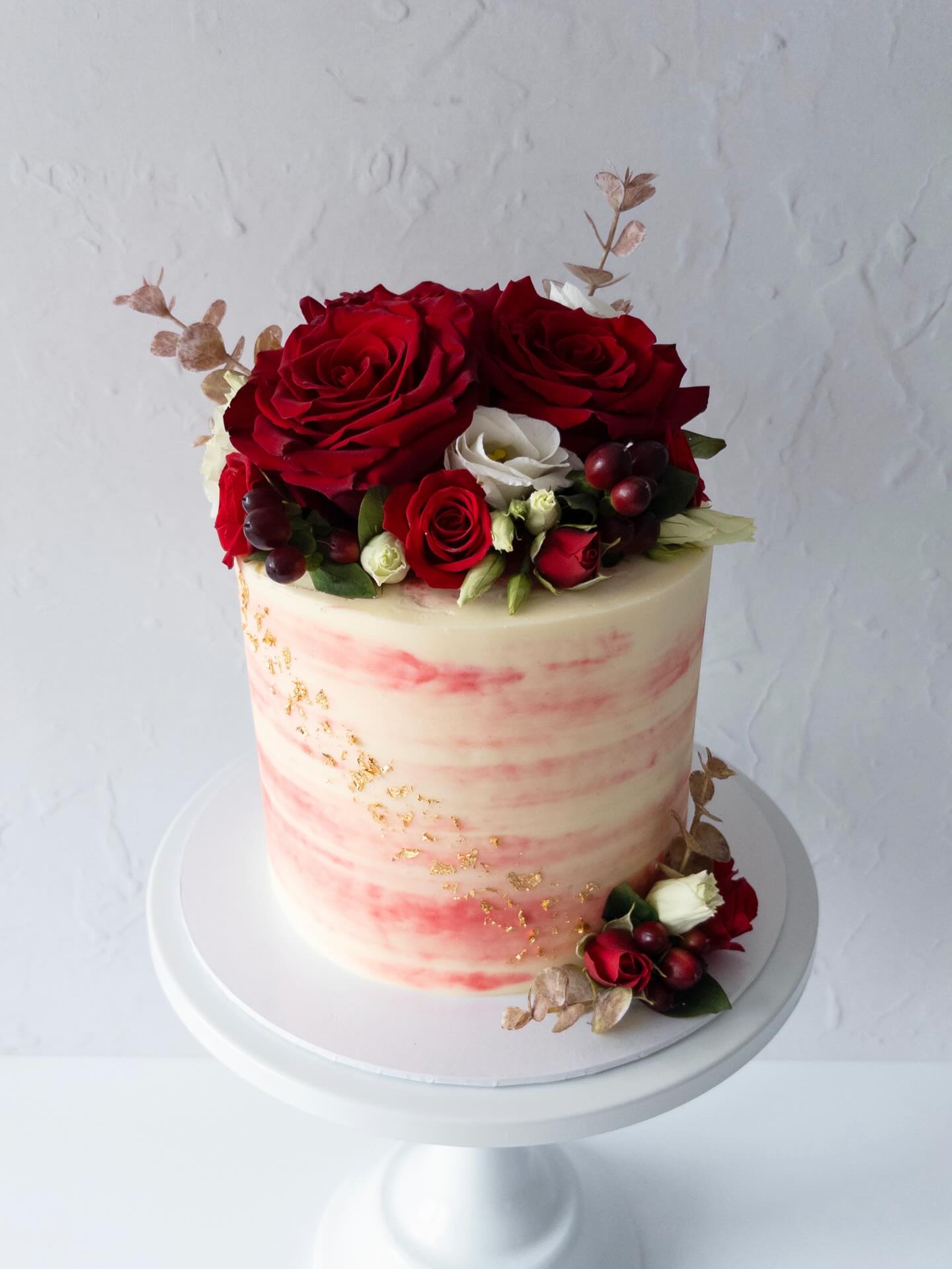 Ruby anniversary vibes with the most beautiful roses from @regal_flowers 🌹❤️
#rubyanniversarycake #40thanniversarycake #cakesharrogate #harrogatecakemaker #freshflowercake