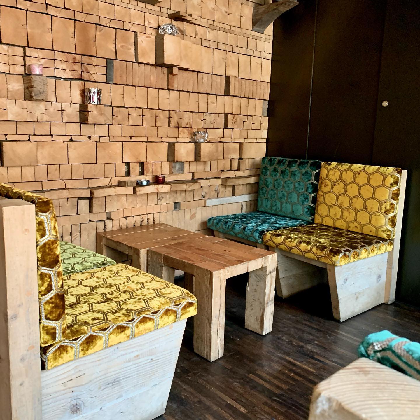 Wollt ihr auch mal wieder mit Silvia, Jenny oder Markus am Tisch sitzen? In der Greperie ist das ohne Problem möglich😊 die Polster im vorderen Bereich durften wir neu beziehen deshalb ist es noch gemütlicher 😄ein Besuch lohnt sich! Keine bezahlte Werbung nur eine Anregung lokal zu essen. Und ein Dank für den Auftrag.
#rostoffe #innendekorationen #dekoration #wohnen #polsterei #vorhänge #wandverspannung #interiordesign #natürlichwohnen #winterthur #swissdesignblog #Innenarchitektur #Handmade #swissmade #handwerk #innenarchitektur #zuerich #zürich #designersguild