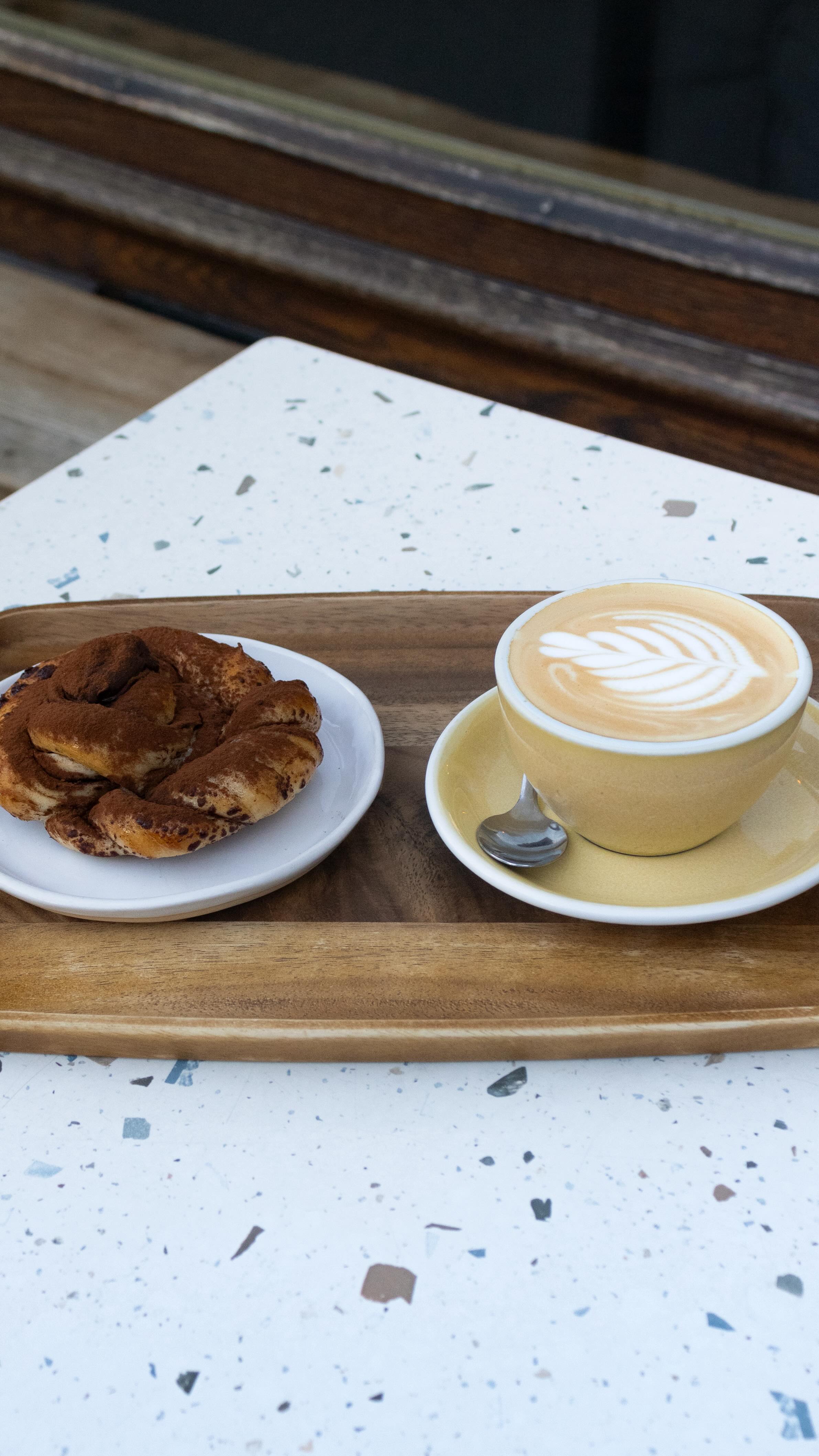 La babka : chocolat, pistache, cannelle !
Tu pensais résister ? 😌
#lespetitesartisanes #babka #chocolat #genevefood #gourmandise