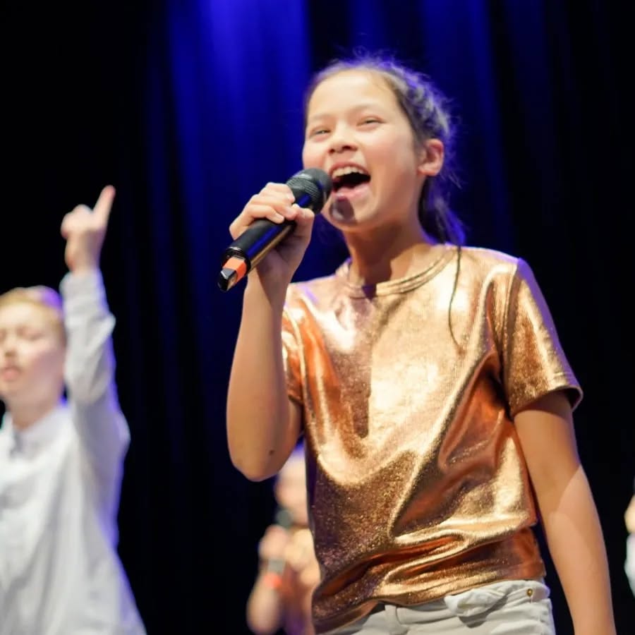 Young FlashLights
Mit ihrem Song It takes two ✌️
Das hier sind die jüngsten Kids unserer Castgruppen und die Mädels und Jungs haben trotzdem abgeliefert wie die Großen.
Ihr seid eingeschlagen wie ein Blitz⚡️⚡️
Danke an die super Fotos an @crossfitherne und @reinhold.krossa
