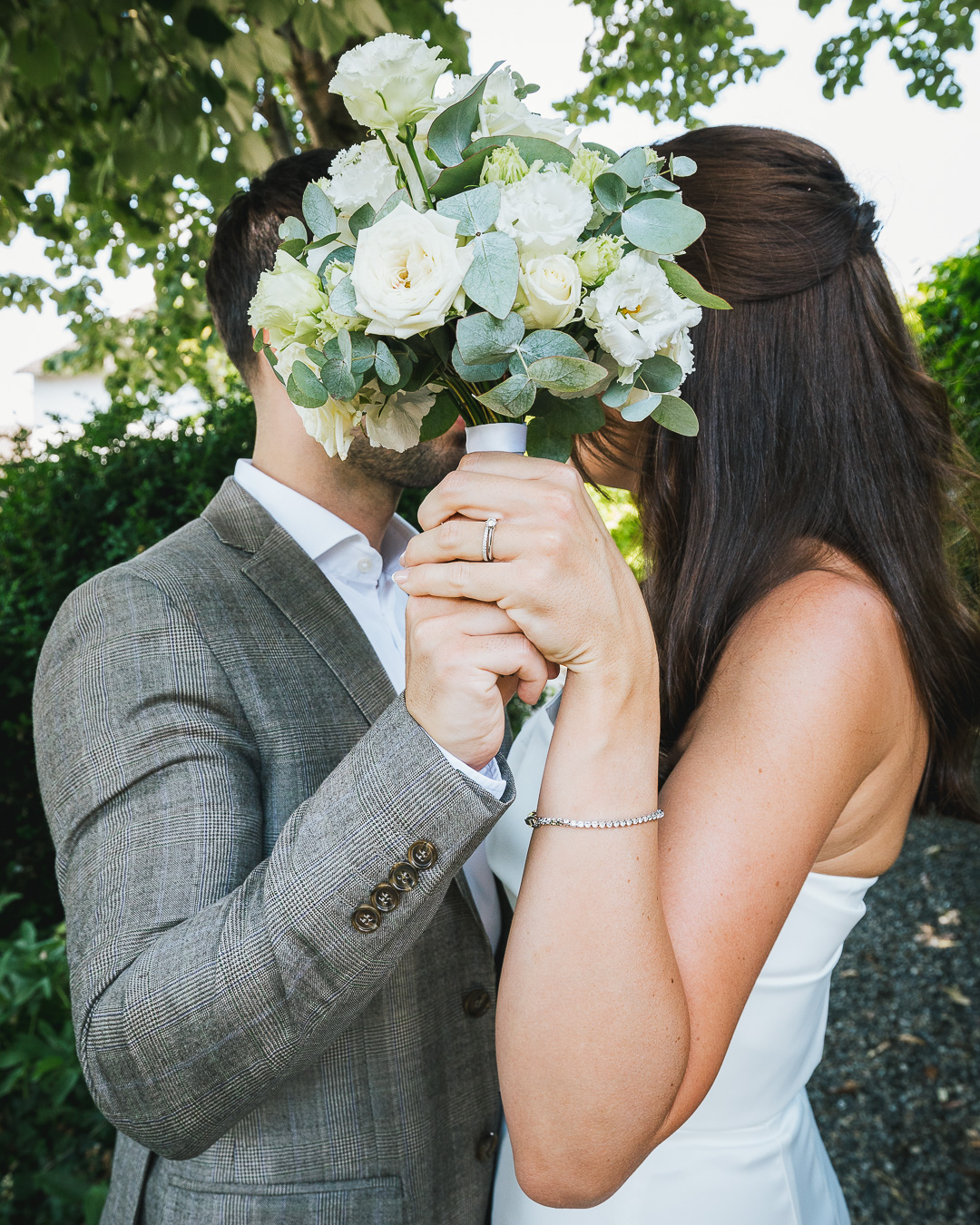 #sommerhochzeit #standesamtlichetrauung #siehabenjagesagt #küssdiebraut #liebe #brautundbräutigam #brautstrauss #brautschmuck #herrenanzug #brautkleid #paarshooting #lenzburg #burghaldelenzburg