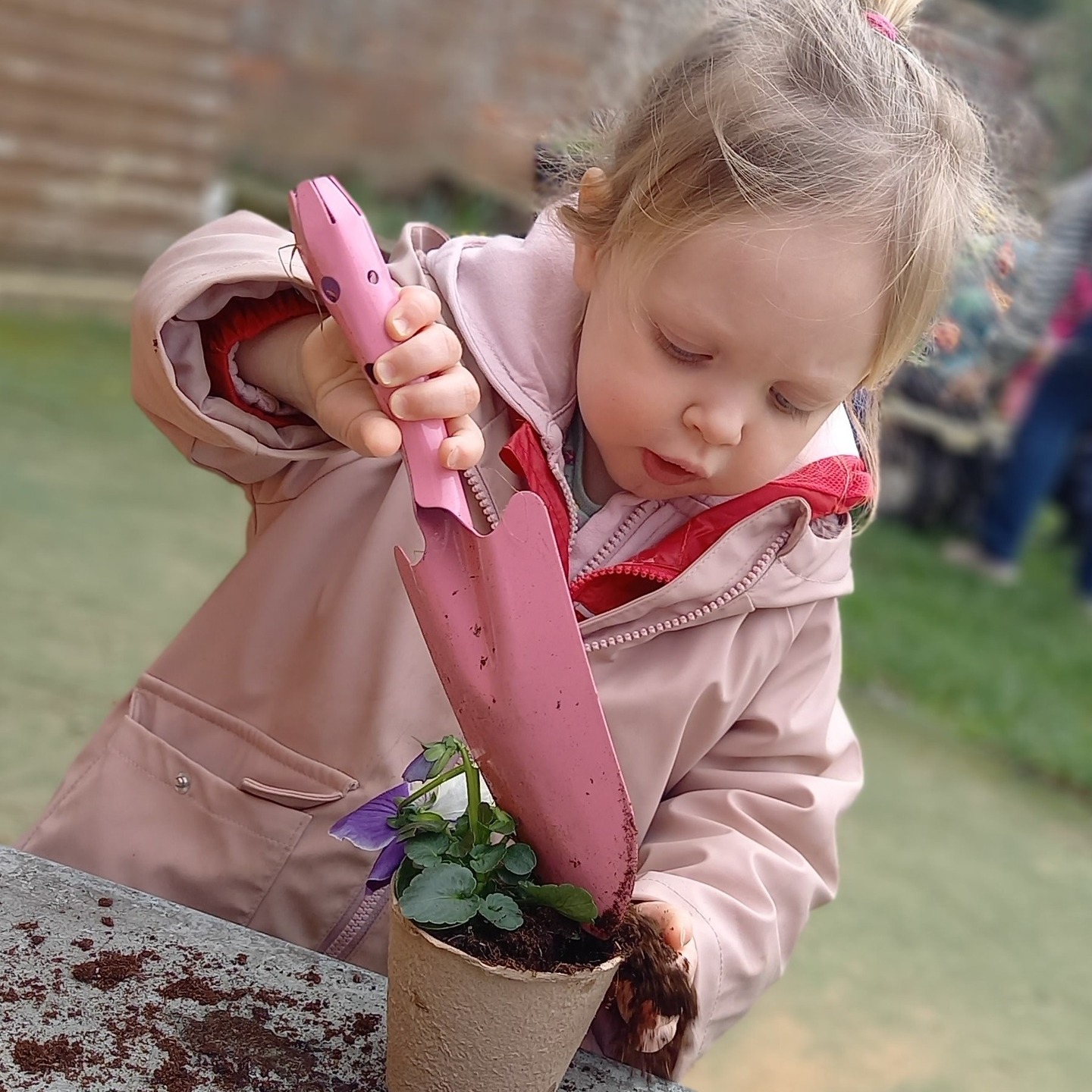 As we step into April, both staff and children are full of the anticipation, curiosity and quiet wonder that spring so generously brings. Across our setting, learning has been lively, playful and purposeful, with children exploring, questioning and discovering through hands-on experiences, just as the Early Years Foundation Stage encourages. Spring has certainly stolen the spotlight.
#EYFS #spring #garden #preschool #claverdonpreschool #warwickshirepreschool #warwickshirenursery #claverdonmatters #children #planting #childrenexploring