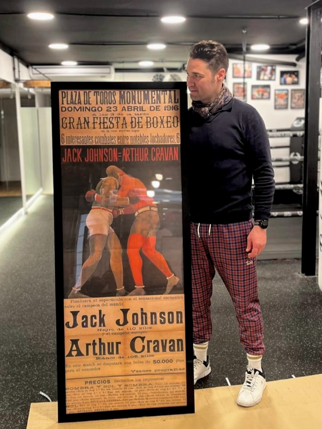 Historia del boxeo en Barcelona.
Llevaba mucho tiempo buscando esta imagen…
y finalmente ha llegado a Royal Boxing Club.
Este póster anuncia una velada histórica celebrada en la Plaza de Toros Monumental de Barcelona el 23 de abril de 1916, donde se enfrentaron dos personajes absolutamente singulares del boxeo y de la historia.
Por un lado, Jack Johnson, primer campeón del mundo afroamericano de los pesos pesados, una figura revolucionaria dentro y fuera del ring que cambió para siempre la historia del boxeo.
En la otra esquina estaba Arthur Cravan, un personaje tan excéntrico como fascinante: boxeador, poeta y aventurero, además de sobrino de Oscar Wilde. Cravan recorría el mundo mezclando arte, provocación y boxeo, convirtiéndose en una figura única de su época.
Más de un siglo después, piezas como este cartel nos recuerdan que Barcelona ya respiraba boxeo en 1916, cuando el noble arte comenzaba a escribir su leyenda en la ciudad.
Hoy este póster forma parte de Royal Boxing Club – The Corner, y quería compartirlo con todos los socios del club, porque entender el boxeo también es conocer su historia.
El pasado inspira el presente.
Y el presente construye el futuro.
Flow & Style
#royalboxingclub #boxinghistory #barcelona1916 #stylerbc #flowrbc