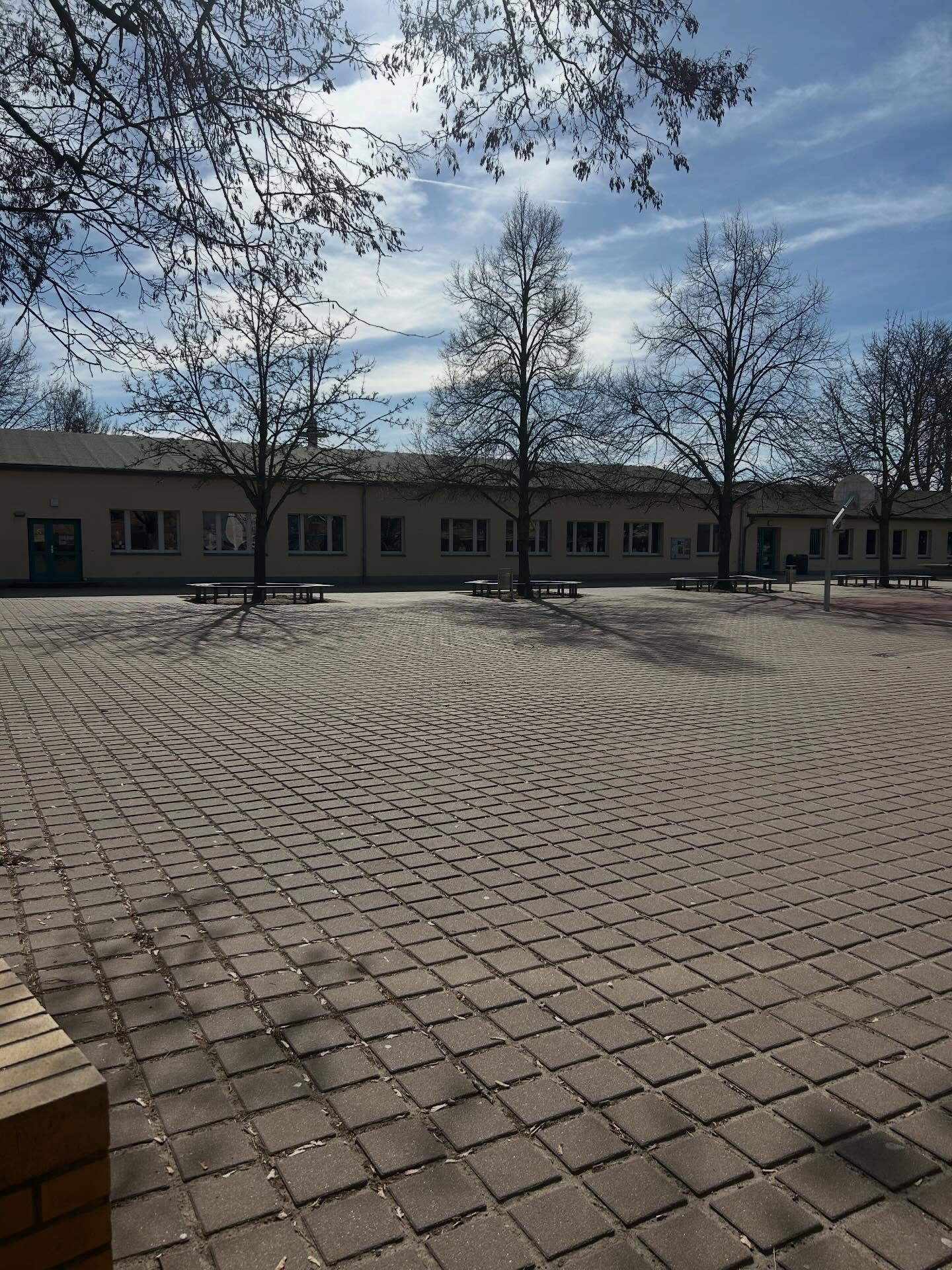 Noch ist der Platz leer, aber ab morgen steht da ein Zirkuszelt 🎪. Ab Montag startet die Grundschule dann in eine spannende Zirkuswoche. #cvowerder #werderhavel