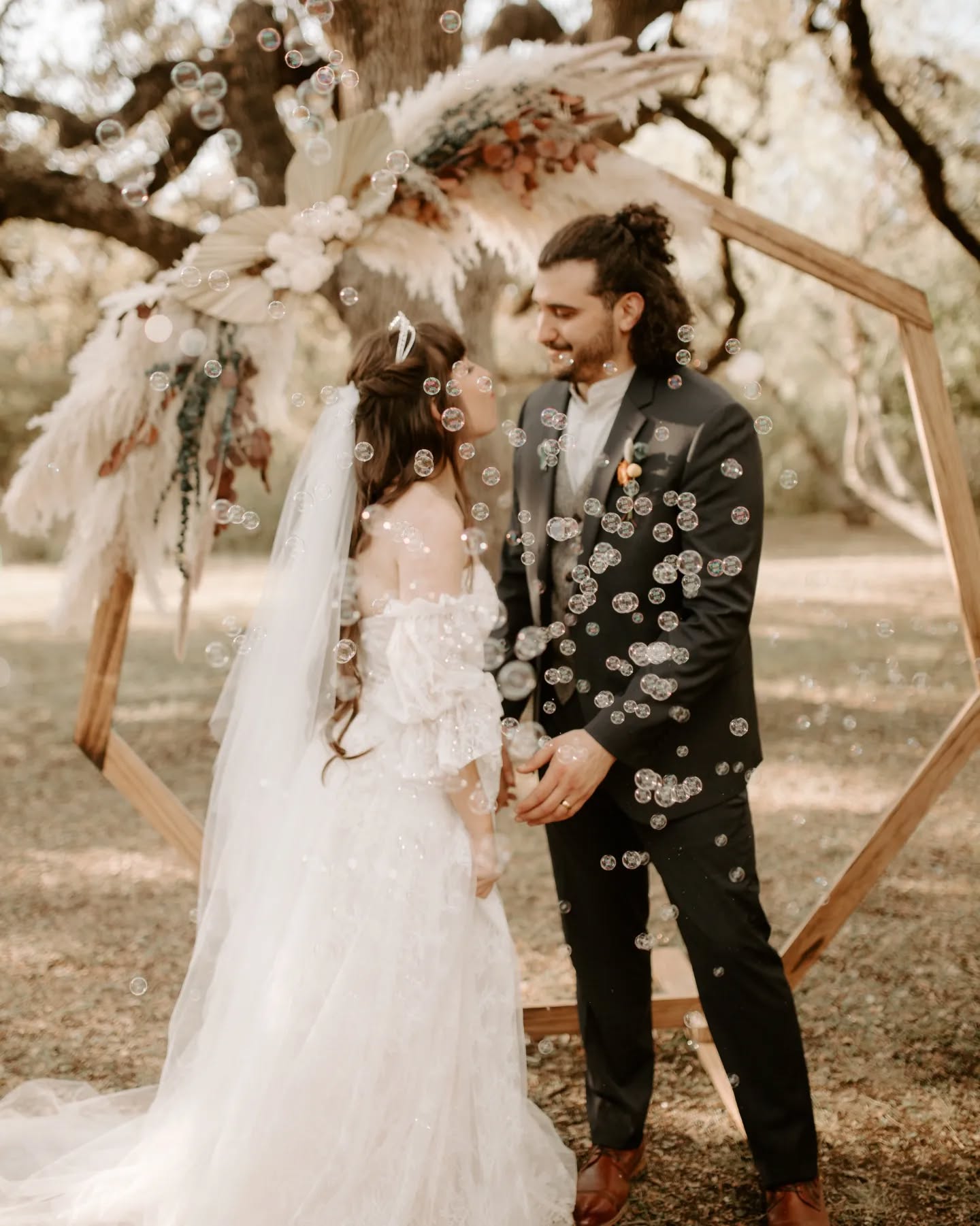 We have a 2nd Wedding Arch added our collection! Our Heptagonal Wooden Arch is 7 feet tall and completely free standing.
Thank Thank You to @michelegracephotography for sharing these photos of it