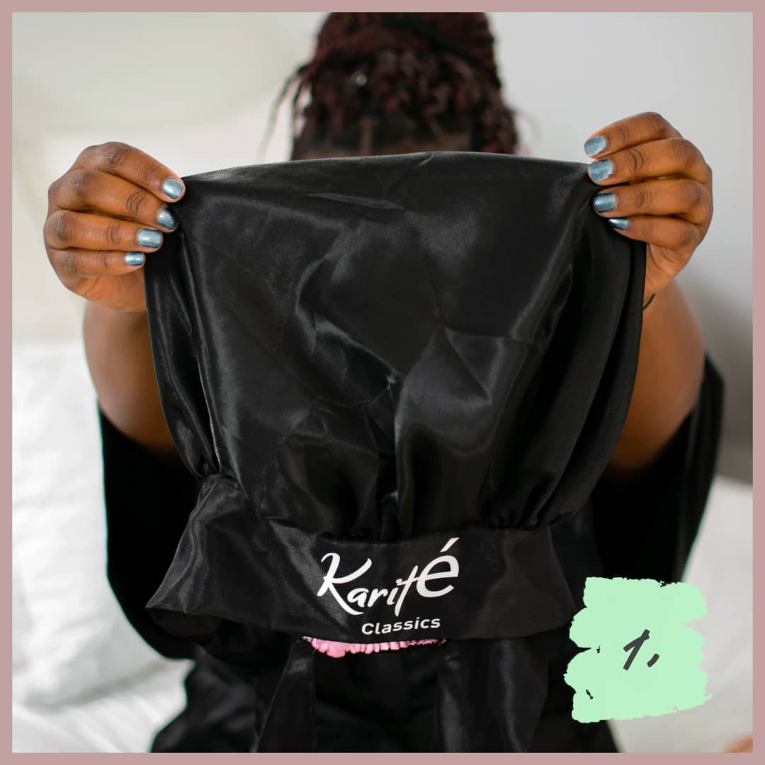 Kennt ihr schon unser 💗Sweet Dreams Satin Bonnet💗 zum Zubinden? #swipleft
Für uns steht "Security" als Kriterium für ein Satin Bonnet an erster Stelle. Unser 💗Sweet Dreams Satin Bonnet - snug fit (zum Zubinden)💗 ist deshalb auch eines unserer beliebtesten Produkte.
Das Bonnet lässt sich sowohl im Nacken, als auch auf der Stirn festbinden und liegt durch das elastische Band im Bund, sicher am Kopf an und schützt deine Locken zuverlässig bis zum Morgen 😴 - auch für Kinderköpfe geeignet 🥰🤸🏾♂️
👉🏽Satin Bonnets schützen deine Locken vor Reibung (an der Baumwoll Bettwäsche), Frizz, Spliss und vor dem Austrocknen
Schaut doch mal in unserem Shop vorbei ❤ www.kariteclassics.com #linkinbio