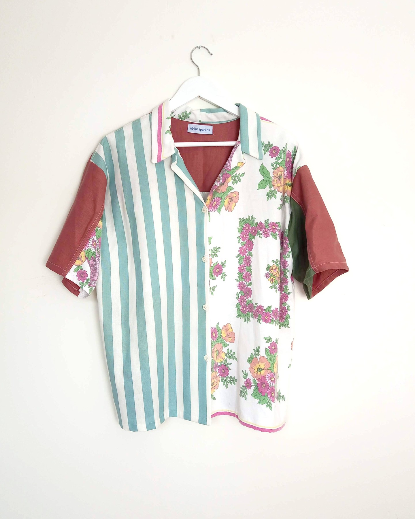 The Patchwork One, now online 🎉
Made up of two secondhand tablecloths and linen scraps patchworked together to make it into this colourful, pattern clashing shirt
.
.
.
.
.
#tablecloththursdays #duurzaamdesign #duurzamemode #duurzaamekleding #duurzaam #duurzaamondernemen #duurzaamheid #dutchsustainability #sustainablefashion #sustainable #recycledfashion #fashion #sustainableclothing #smallbusiness #handmade #recycled #sustainabledesign #madeinholland #recycledfashion #greenfashion #goodfortheplanet #patchwork #slowfashion #slowfashionstyle