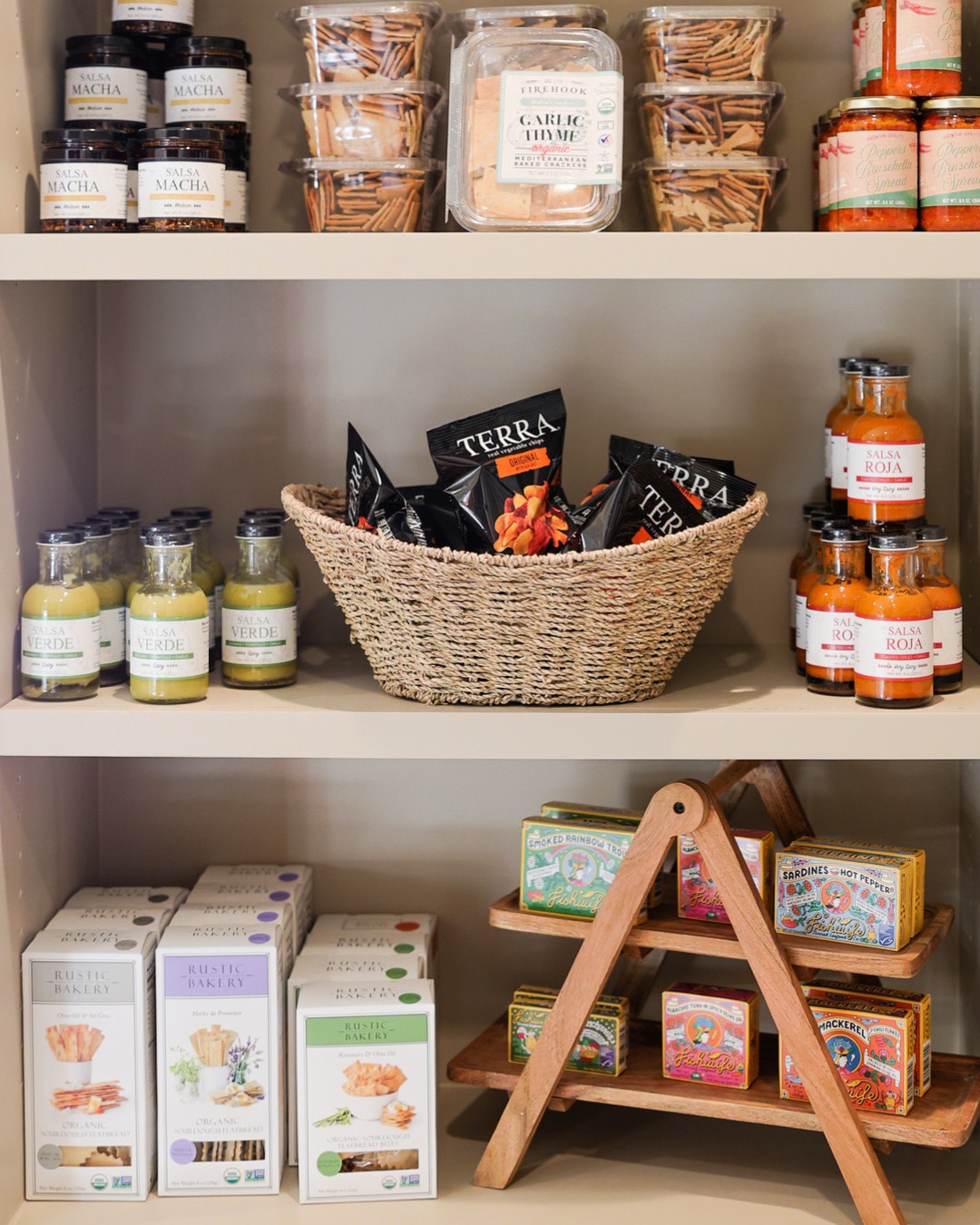 Discover a little bit of Neatly at @hotelgranducahouston.
Our team optimized and curated the hotel market from start to finish, beginning with intentional product selection and ending with a layout designed around real guest needs. Every shelf was considered to feel intuitive, elevated, and effortless, whether a guest is grabbing a late night snack or stocking their suite for the weekend.
And if you have not stopped by to see the transformed interiors by @karachildressinc, consider this your sign. Houston’s very own bespoke oasis, tucked into Uptown Park, feels better than ever!