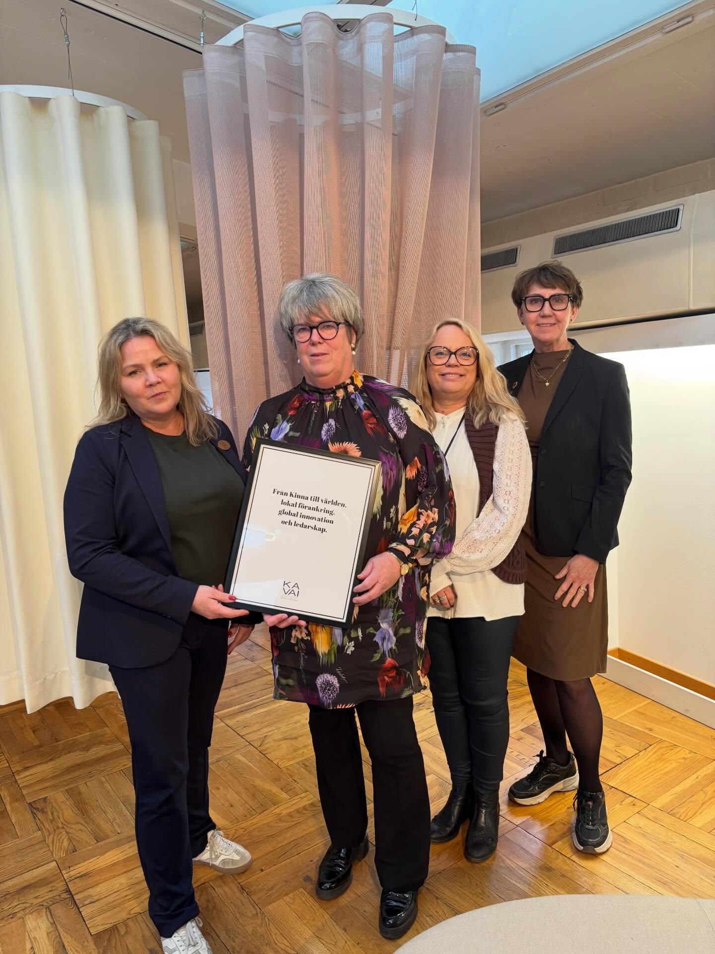 En inspirerande eftermiddag i Kinna✨
Tillsammans med Marks kommun besökte vi på Kavai företaget Ludvig Svensson för ett samtal om företagande, ledarskap och framtidens kompetens.
Anne L. Ludvigsson, fjärde generationens företagare, delade med sig av företagets resa och sina erfarenheter av att utveckla och leda ett familjeföretag över generationer. Hon berättade också personligt om sin farmor – en stark förebild vars driv och värderingar har satt tydlig prägel på företaget och dess utveckling.
Samtalet berörde flera frågor som många företag står inför idag: hur ett generationsskifte kan genomföras på ett hållbart sätt, hur man för vidare både ansvar och företagskultur, och hur vi tillsammans kan stärka yrkesskicklighet och stoltheten i hantverket – något som är avgörande för framtidens industri och kompetensförsörjning.
Vi fick också värdefulla perspektiv från Marks kommun kring näringsliv, samverkan och regional utveckling.
När näringsliv och offentlig sektor möts uppstår nya perspektiv – och just där växer ofta de viktigaste samtalen fram.
Stort tack till Marks kommun och Ludvig Svensson för ett uppskattat samarrangemang – och till alla deltagare som bidrog till en inspirerande eftermiddag!🌷
#Kavai #företagande #ledarskap #näringsliv #samverkan familjeföretag