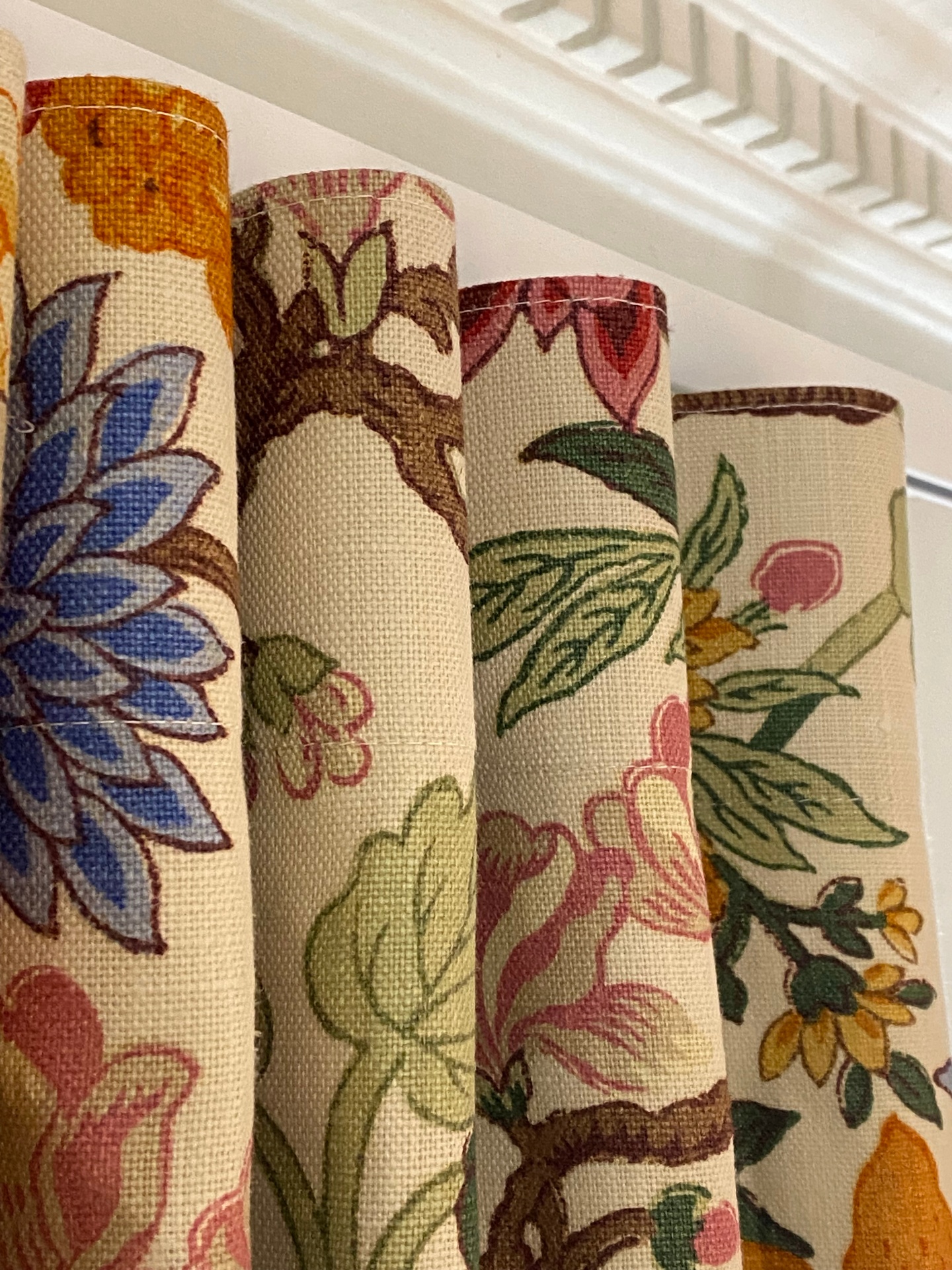 • Wave •
Wave curtains are the epitome of elegant simplicity. Whether you're using a classic floral design or a modern geometric and everything in between, a wave heading lets the fabric sing in simple, uniformed, rounded pleats.
#wavecurtains #gpjbaker #linencurtains #bristolcurtainmaker #bristolinteriors