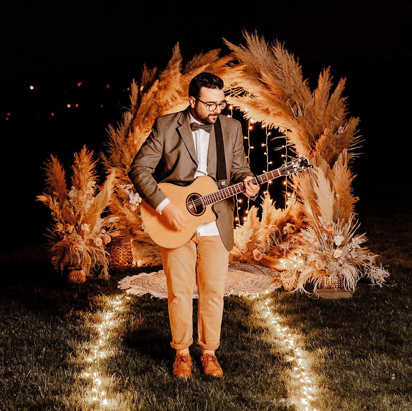 Ich durfte wieder bei einem unfassbar schönen Projekt dabei sein. Vielen Dank an alle, die dabei waren und ganz besonders an @mafotografie_ für die grandiosen Fotos!!!
Location: @burghof_hotelundevent
Fotograf: @mafotografie_
Video: @bee_mine_films
Deko: @vonott.de
Floristik & Deko: @jjs_eyecatcher_events
Outfit: @amabiliswedding
Trauringe: @amabilis_trauringe
Styling: @hair_and_makeup_by_isabell
Papaterie: @beautifullovestory.de
Fliege: @fairkorkst.de
Resin Platten: @ellabell_shop
Traurednerin: @vertraute_worte
Sweet Table: @konditoreifahrbach
Sänger: @emmi.live.music
Couple: @hanniandmichi
Feuerwerk: @pyrotechnik_im_quadrat