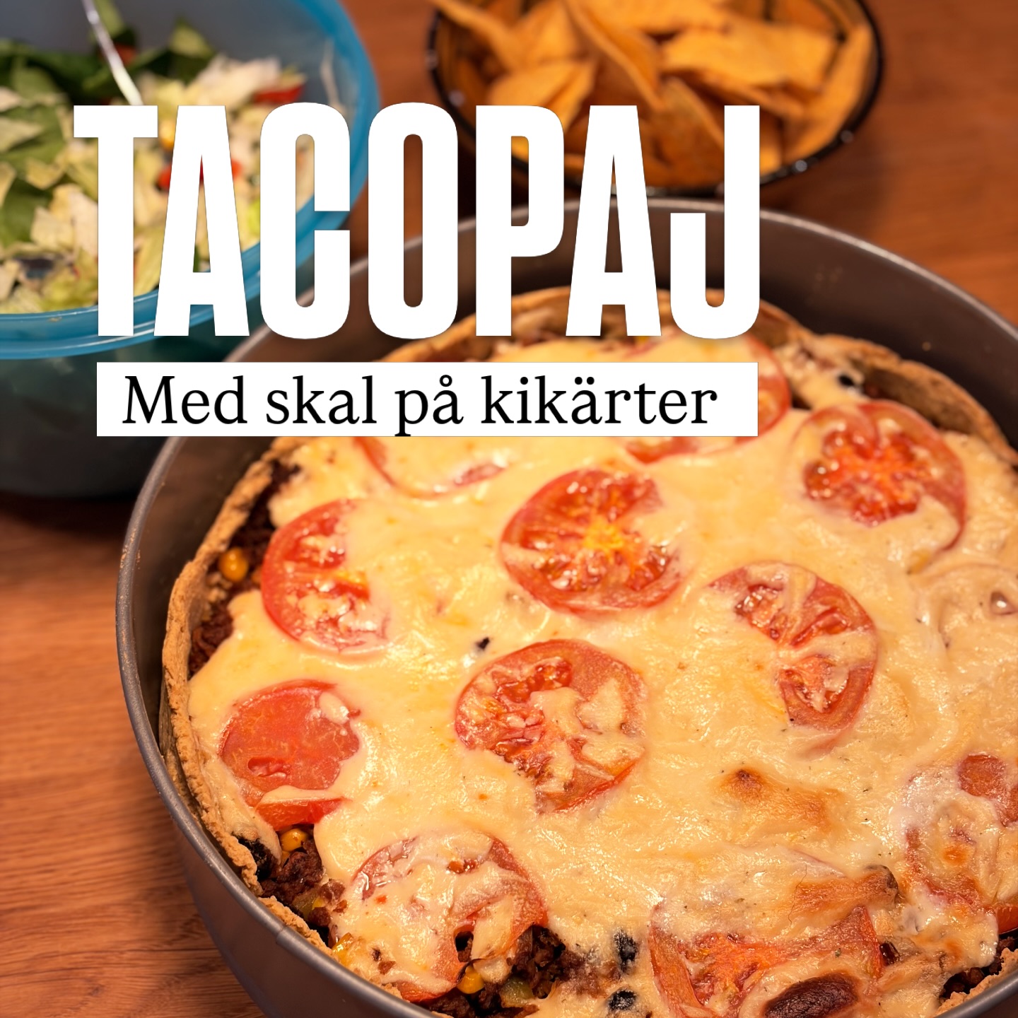 Pajdeg på kikärter👇
Har du inte testat det så är det dags!
🔸Naturligt glutenfritt
🔸Proteinrikt
🔸Fiberrikt
Här kommer ett gott recept på TACOPAJ
Ingredienser:
🔸400 g kikärter
🔸1/2 tsk salt
🔸1 msk maizena
🔸1 gul lök
🔸2 klyftor vitlök
🔸400 g färs
🔸100 g majskorn
🔸200 g svarta bönor
🔸2 tomater
🔸1 påse tacokrydda
🔸2 dl fraiche
🔸2 tsk vitlökspulver
🔸0,5 msk näringsjäst eller riven ost
Gör så här:
1. Sätt ugnen på 200 grader
2. Häll av kikärtorna (spara gärna spadet) och mixa dem i en matberedare med salt och maizena. Häll i lite av kikärtsspadet som smeten blir för torr.
3. Tryck ut kikärtssmeten i en ugnsfast form och förgrädda i ca 10-20 minuter (beroende på ugn och tjocklek)
4. Hacka lök och vitlök och stek i lite olja på medelvärme tills löken blivit mjuk.
5. Stek färsen och tillsätt tacokrydda.
6. Häll av majs och bönor och blanda i färsen.
7. Lägg färsblandningen i pajskalet. Skiva tomaterna och lägg dem över färsen.
8. Blanda vitlökspulver med fraiche och bred ut över tomaterna.
9. Toppa med näringsjäst eller riven ost.
10. Grädda i ugnen på 200 grader i ca 15-20 minuter.
Servera med en sallad och kanske lite smulade tortillachips.
Smaklig spis! 🧡