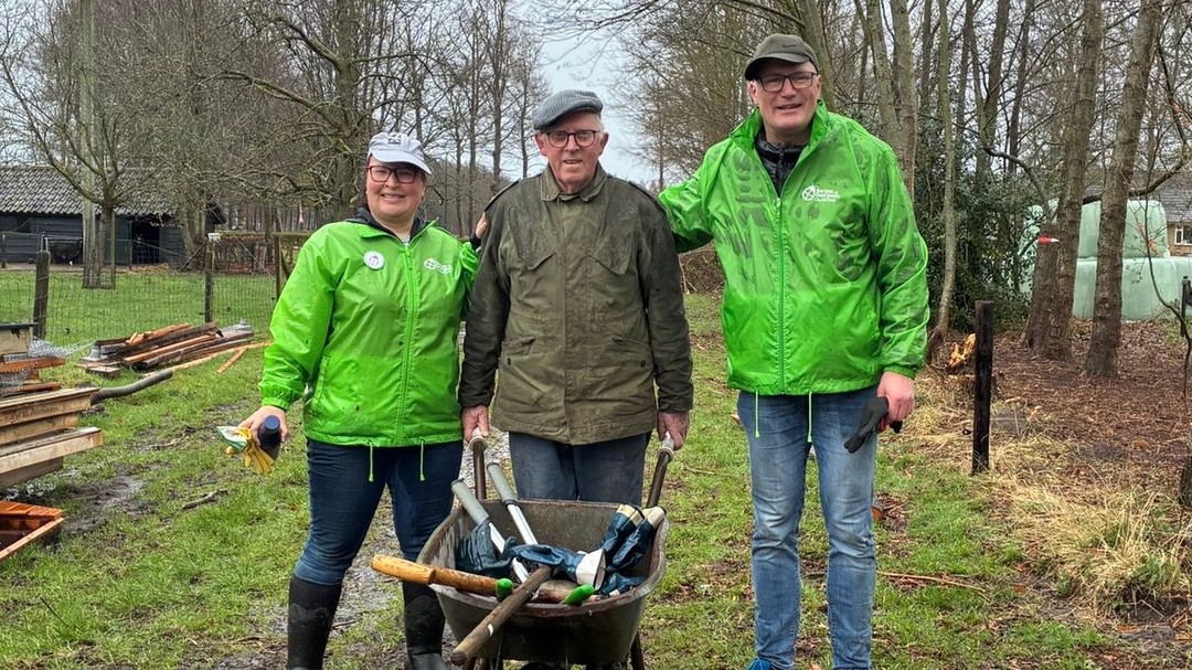 Vandaag hielpen Muriël en Dick mee bij boerderijmuseum De Bovenstreek tijdens NLdoet. Eerder deze week waren Frank en Muriël al bij de inloopavond, waar de plannen voor het nieuwe paviljoen werden toegelicht. Met behang vol dierenportretjes, want dat moet ook gezegd 🐷🌧️
Meer dan honderd vrijwilligers dragen dit museum al jaren. Dat verdient een gemeente die dat waardeert. Ook na 18 maart zijn we erbij 🌱
#NLdoet #Oldebroek #GR2026 #gemeenteraadsverkiezingen2026 #SociaalDuurzaamOldebroek #sociaalenduurzaamoldebroek #Wezep #Oosterwolde #Hattemerbroek #Noordeinde #tLoo #Kerkdorp #Eekt #Mullegen