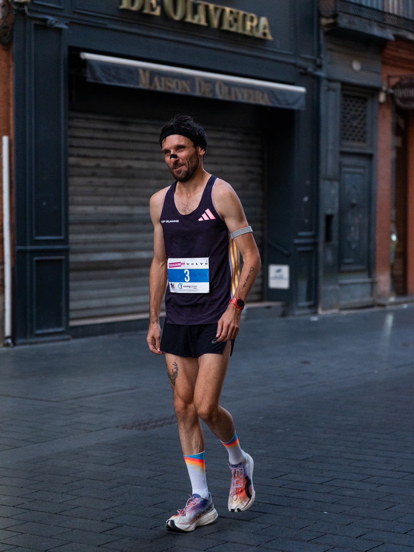 🎬 Fin de saison
Après les victoires à Cugnaux (10k) et Muret (3000m) se présentait hier la classique et enflammée @corridadetoulouse.
Toujours autant d'ambiance et un plateau exceptionnel cette année avec des pistards affûtés, des duathlètes internationaux et des marathonien·ne·s olympiques.
6ème place obtenue avec les armes du moment, en craquant dans les 2 derniers kilomètres.
Depuis avril, j'essaye de compenser le manque de volume global et de récupération par l'enchaînement des compétitions locales afin de maintenir du rythme, sans pression. Pas optimal mais c'est un équilibre à trouver dans cette nouvelle vie à 3 🚼.
Place à une bonne coupure avant de reprendre les bases, tranquillement.
🎯 Objectif -> Marathon de Valence en décembre, épreuve sur laquelle j'ai une sérieuse revanche à prendre !
Merci à ceux qui m'accompagnent cette saison !
@bordeaux_athle
@top4running.fr
@runfinity_
@airtape.fr
📸 @geraud_flores
#corrida #top4running #gofastertogether #runformore #stadebordelais #runfinity #airtape